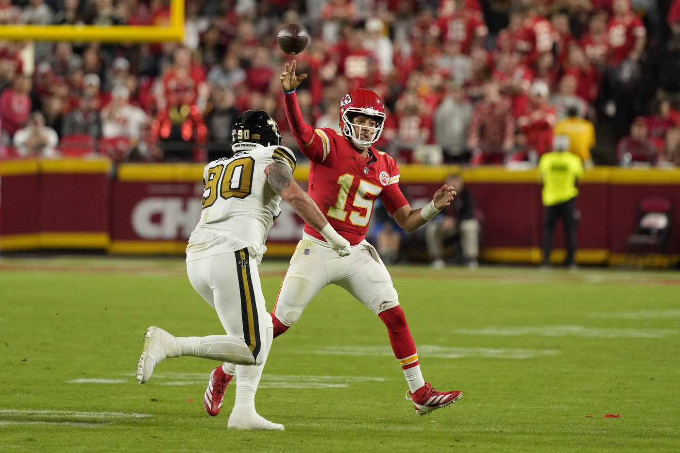 Patrick Mahomes throws for 331 yards, Derek Carr hurt as Chiefs shut down Saints for 26-13 victory | iNFOnews.ca Patrick Mahomes throws for 331 yards, Derek Carr hurt as Chiefs shut down Saints for 26-13 victory | iNFOnews.ca