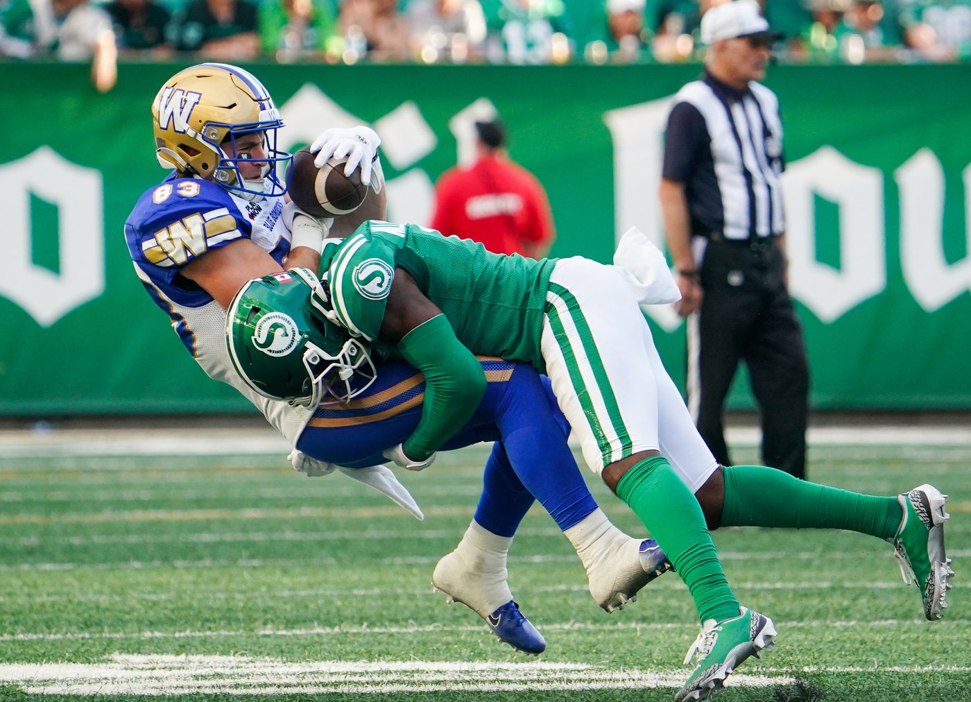 Saskatchewan Roughriders edge Winnipeg Blue Bombers 34-30 in wild finish | iNFOnews.ca Saskatchewan Roughriders edge Winnipeg Blue Bombers 34-30 in wild finish | iNFOnews.ca