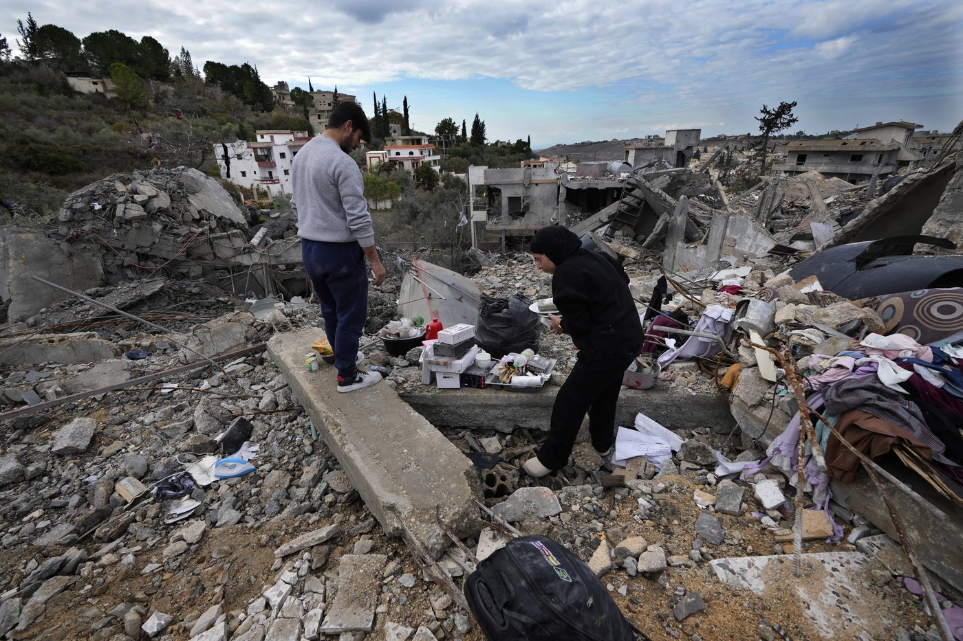 Displaced families in Lebanon who return home are faced with piles of rubble | iNFOnews.ca