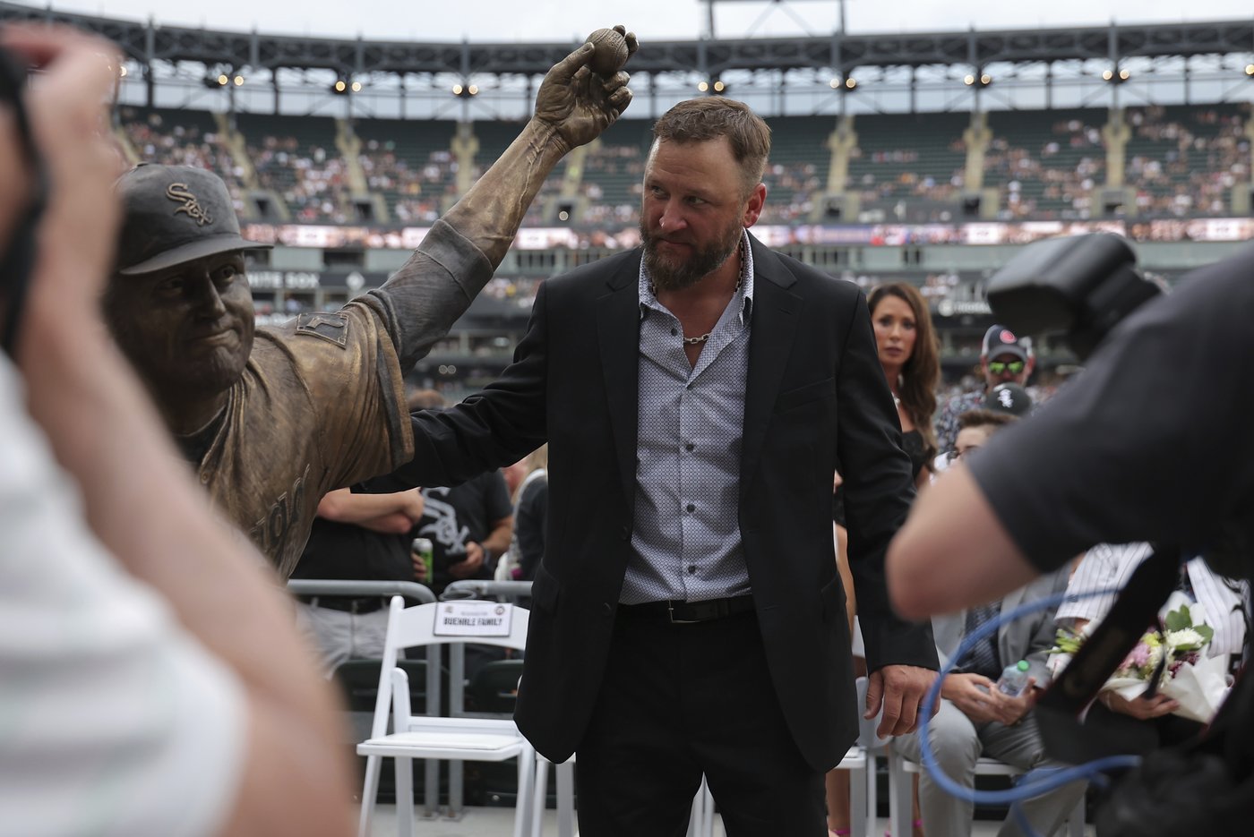 White Sox unveil statue of Mark Buehrle at Rate Field | iNFOnews.ca White Sox unveil statue of Mark Buehrle at Rate Field | iNFOnews.ca