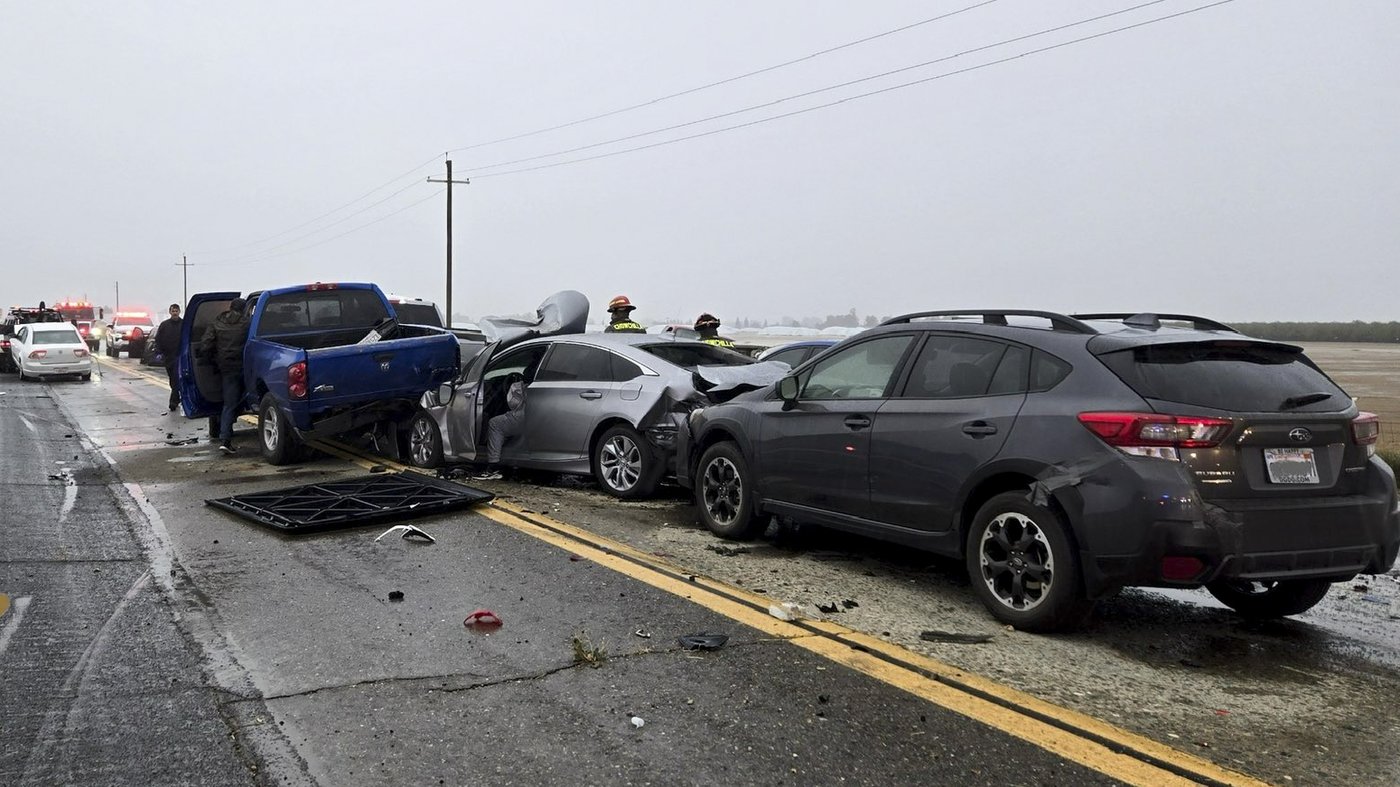 Massive dust storm reduces visibility, causes vehicle pileup on central California highway | iNFOnews.ca Massive dust storm reduces visibility, causes vehicle pileup on central California highway | iNFOnews.ca