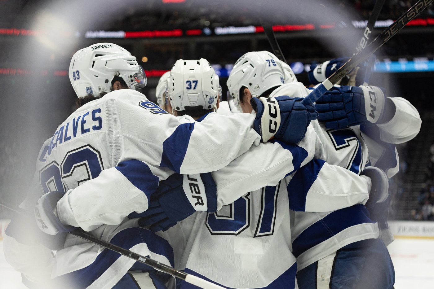 Guentzel scores in the 3rd period as the Lightning beat the Mammoth 4-2 for their 5th straight win | iNFOnews.ca