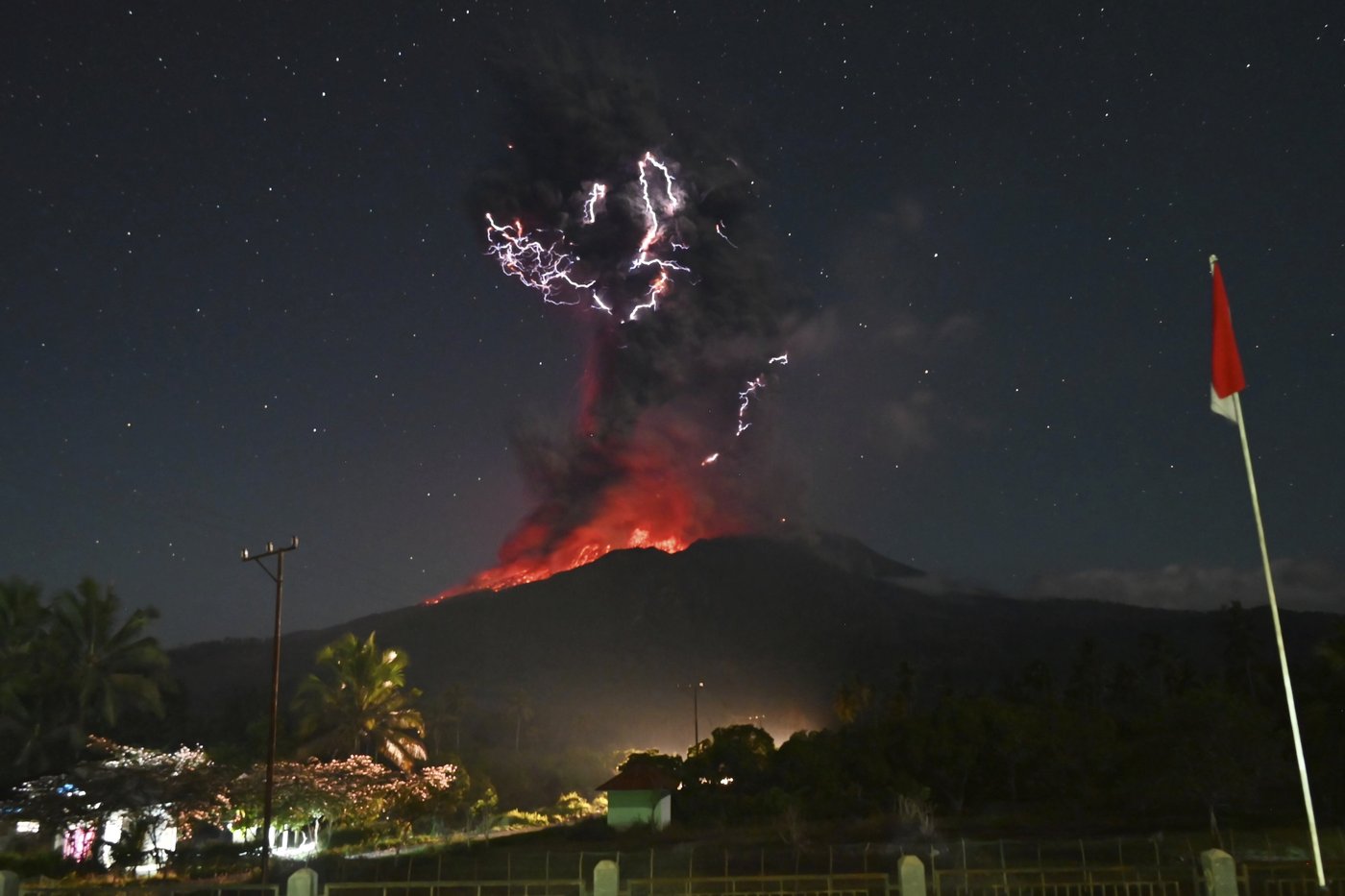 Indonesia's Mount Lewotobi Laki Laki erupts again, spewing giant ash plumes miles away | iNFOnews.ca