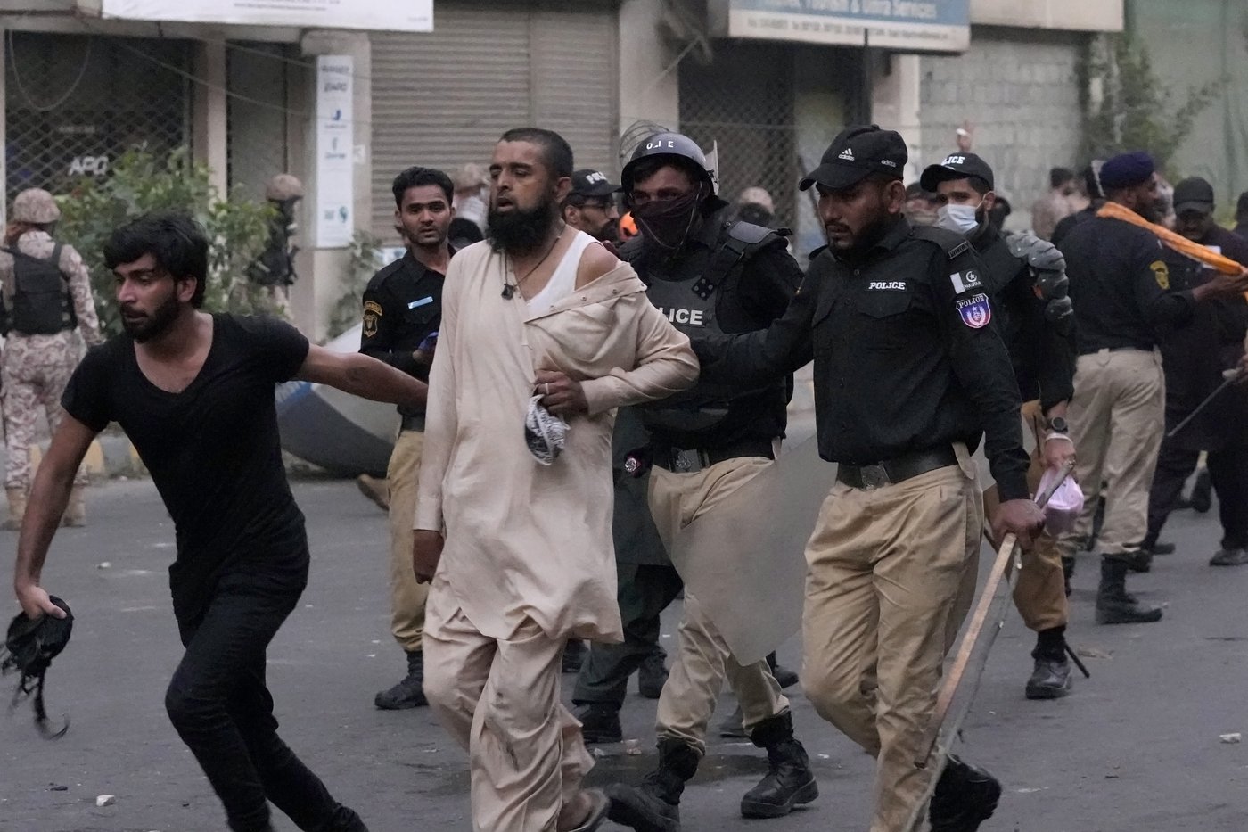 Pakistani police fire tear gas and charge protesters in Karachi | iNFOnews.ca Pakistani police fire tear gas and charge protesters in Karachi | iNFOnews.ca