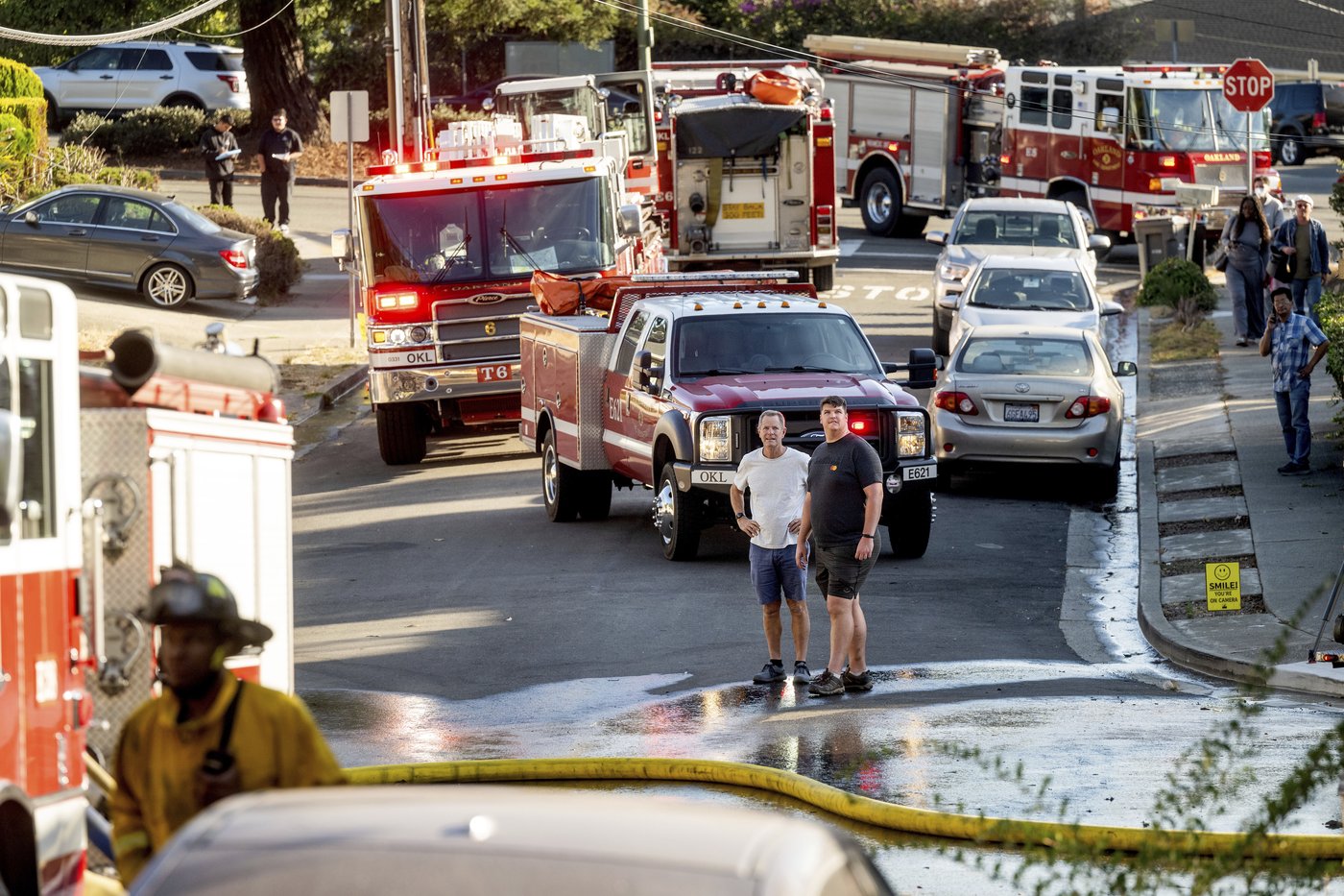 Crews halt fast-moving brush fire that burned 2 Oakland homes, forced 500 evacuations | iNFOnews.ca