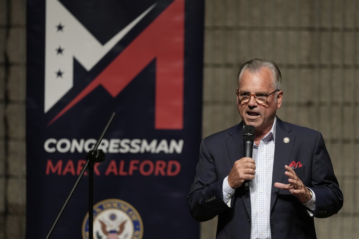 And now for something different, civility unfolds in a Missouri GOP congressman's town hall | iNFOnews.ca