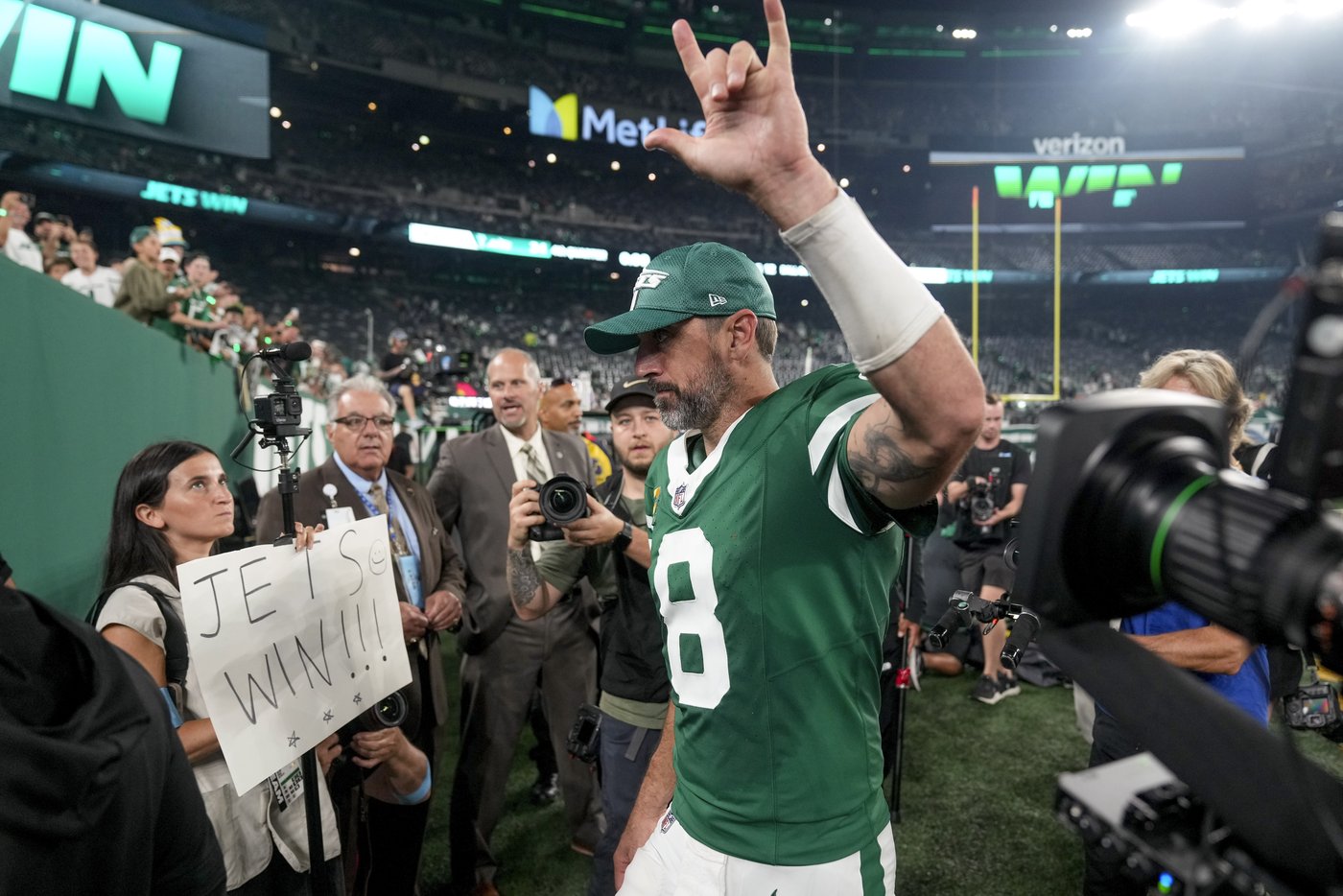 Jets' Aaron Rodgers returns to huge cheers for 1st home game since Achilles tendon injury last year | iNFOnews.ca Jets' Aaron Rodgers returns to huge cheers for 1st home game since Achilles tendon injury last year | iNFOnews.ca