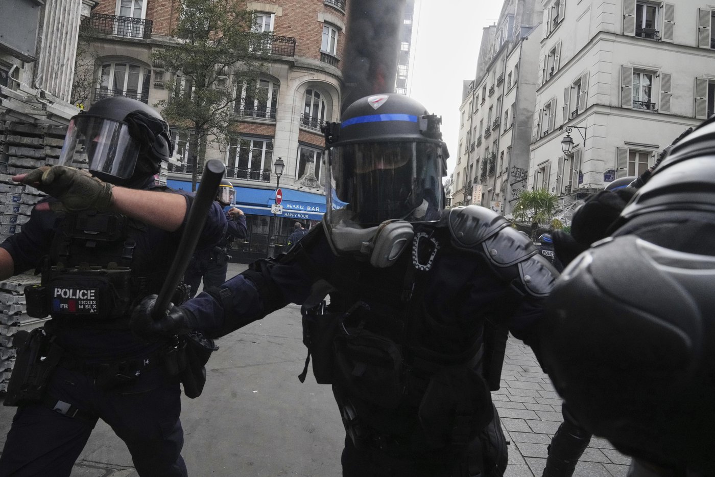 Protesters block roads and start fires across France to challenge the new prime minister, in photos | iNFOnews.ca