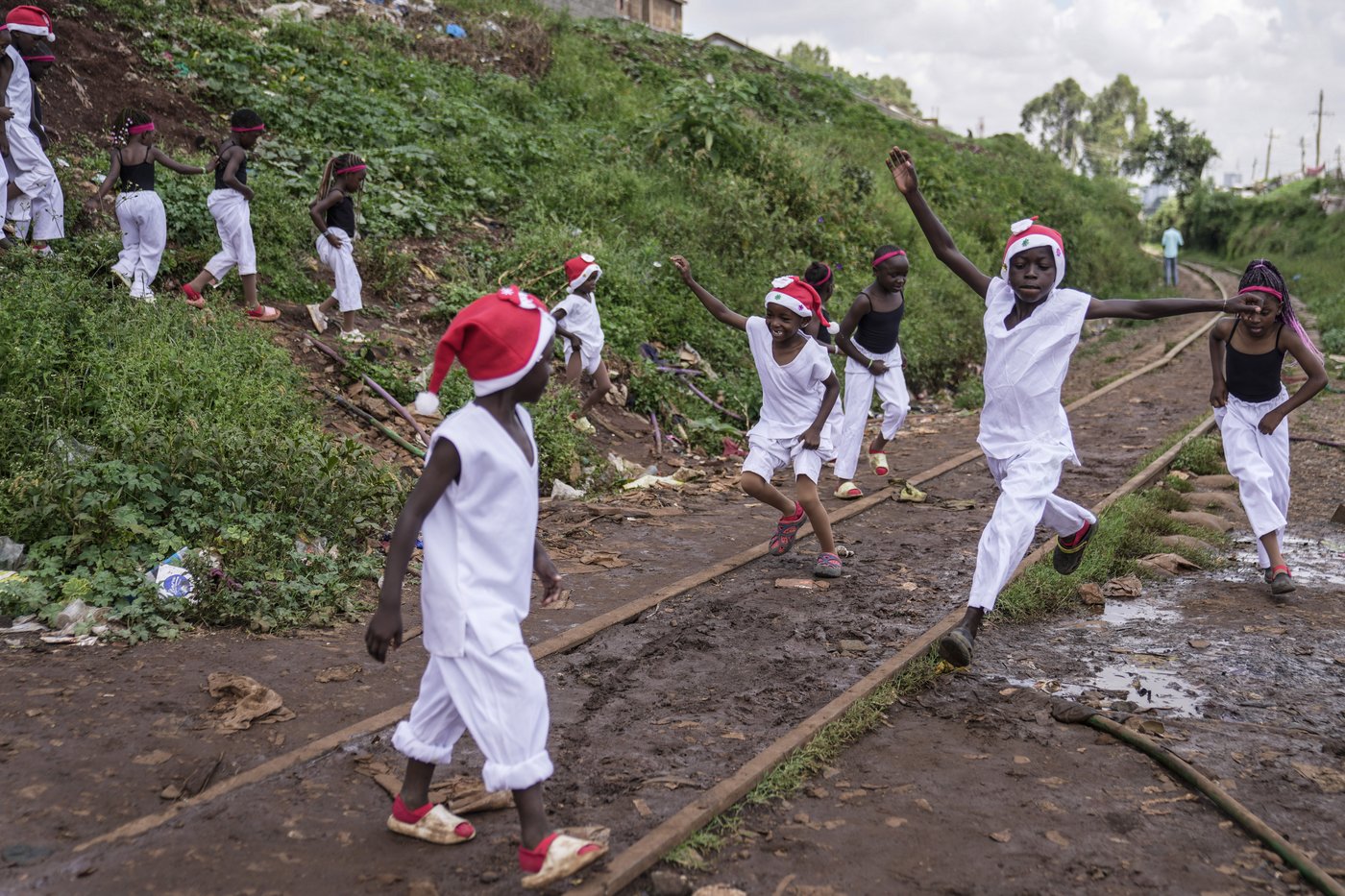 AP PHOTOS: Ballerinas turn one of Kenya's largest slums into a stage for a Christmas show | iNFOnews.ca