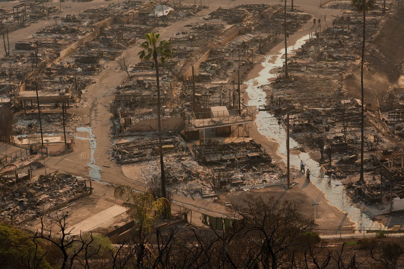 LA area's 2 biggest blazes burn at least 10,000 structures, while new fire leads to more evacuations | iNFOnews.ca LA area's 2 biggest blazes burn at least 10,000 structures, while new fire leads to more evacuations | iNFOnews.ca