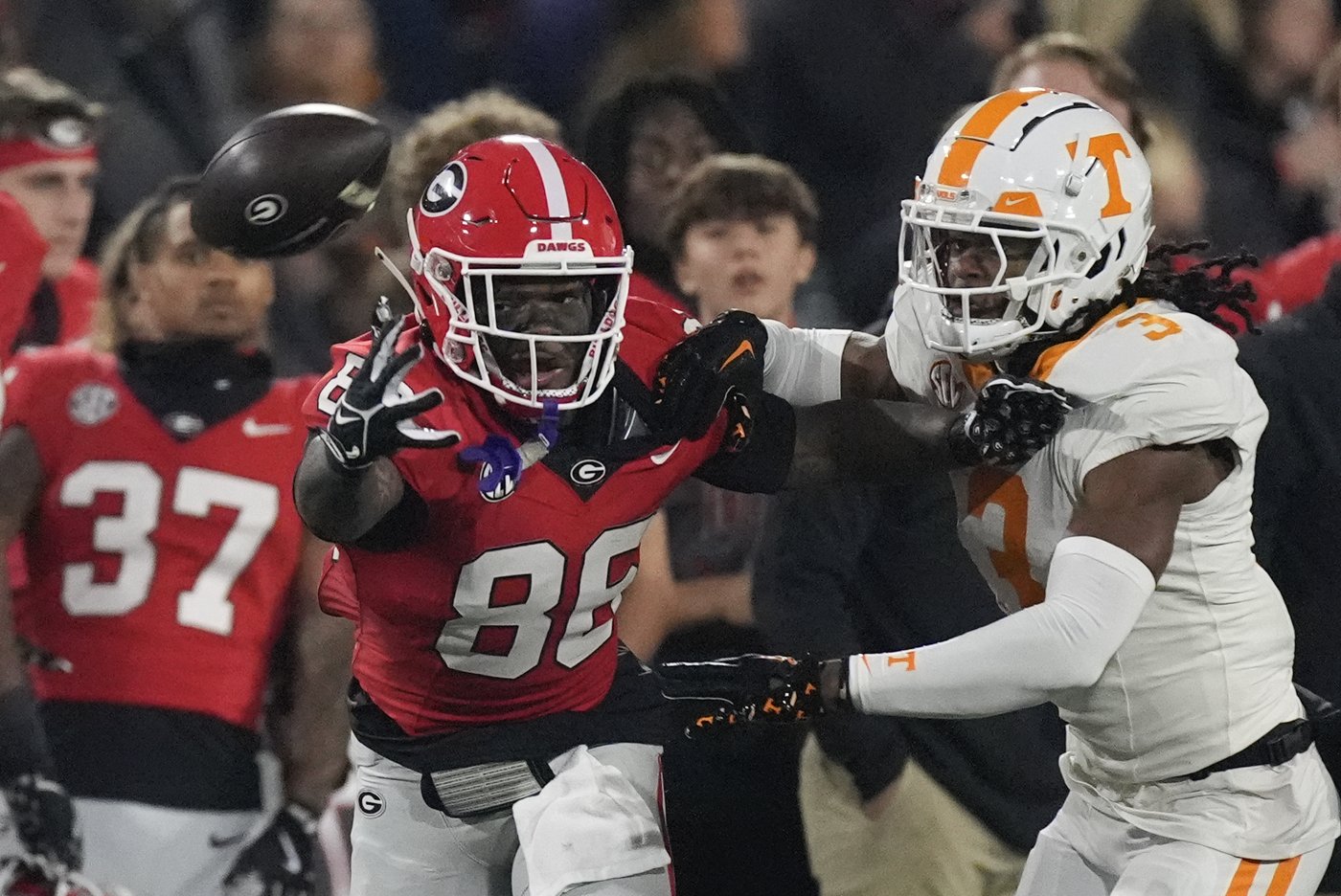 Beck throws for 2 TDs, runs for another to lead No. 11 Georgia past No. 6 Tennessee 31-17 | iNFOnews.ca