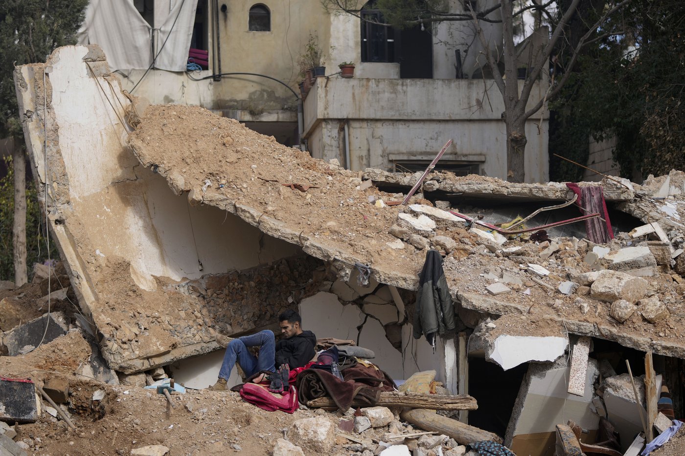 Family returns to their Lebanese city to find a crater where their 50-year-old home once stood | iNFOnews.ca Family returns to their Lebanese city to find a crater where their 50-year-old home once stood | iNFOnews.ca