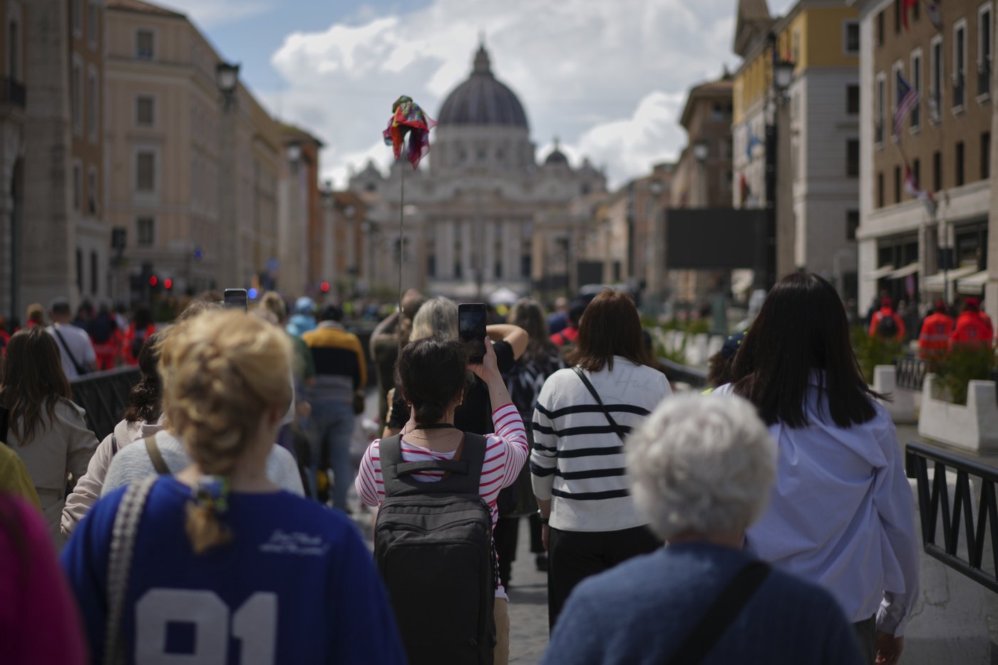 Tens of thousands file into St. Peter's Basilica to pay final respects to Pope Francis | iNFOnews.ca Tens of thousands file into St. Peter's Basilica to pay final respects to Pope Francis | iNFOnews.ca
