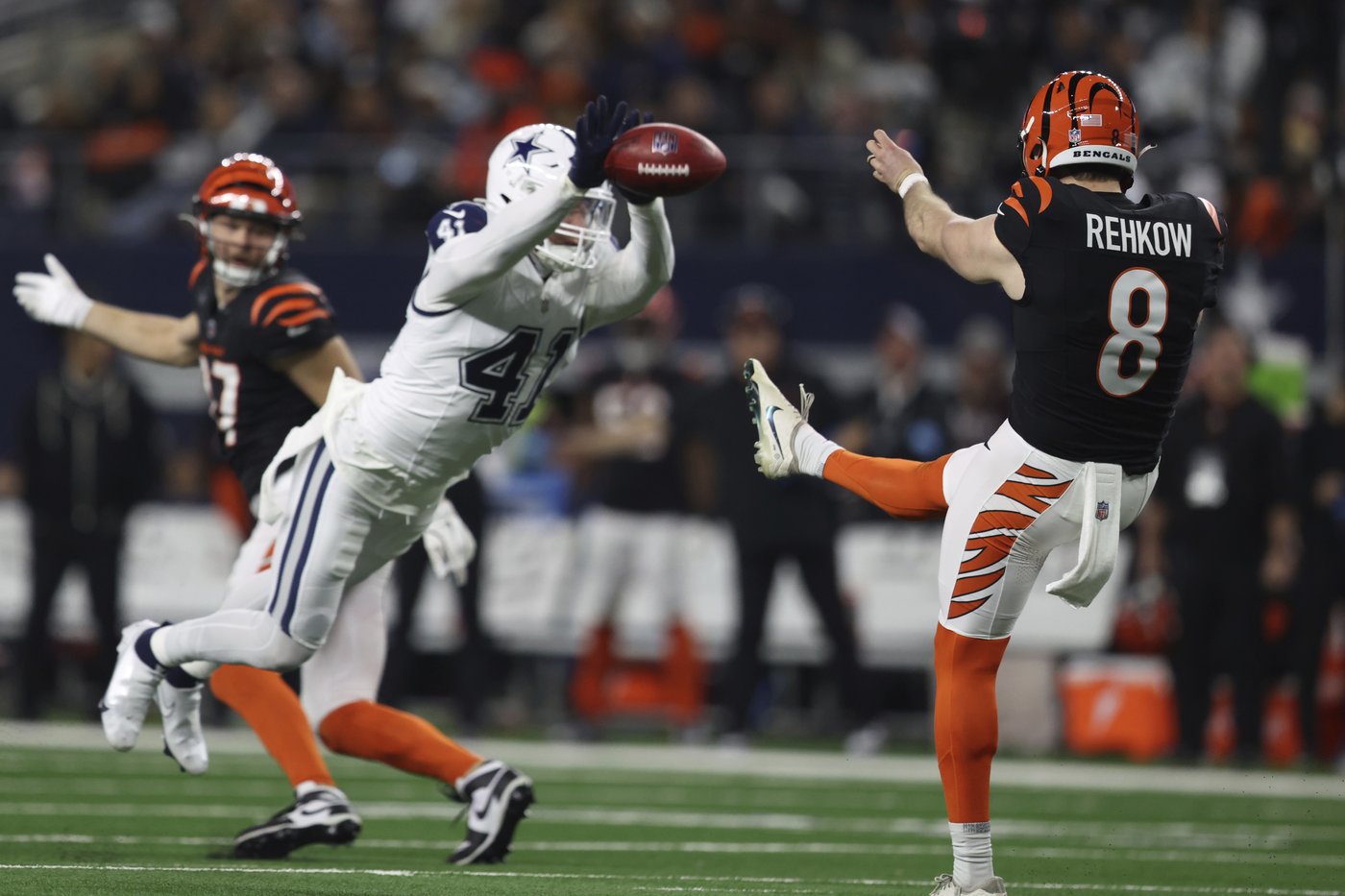Burrow, Chase lift Bengals after botched blocked punt by Cowboys in 27-20 Cincinnati victory | iNFOnews.ca Burrow, Chase lift Bengals after botched blocked punt by Cowboys in 27-20 Cincinnati victory | iNFOnews.ca