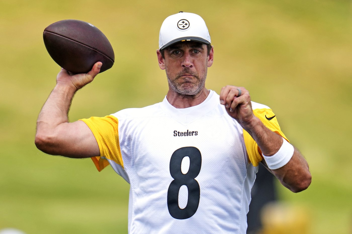 Aaron Rodgers' first training camp in Pittsburgh starts with a meaningless pick and careful optimism | iNFOnews.ca