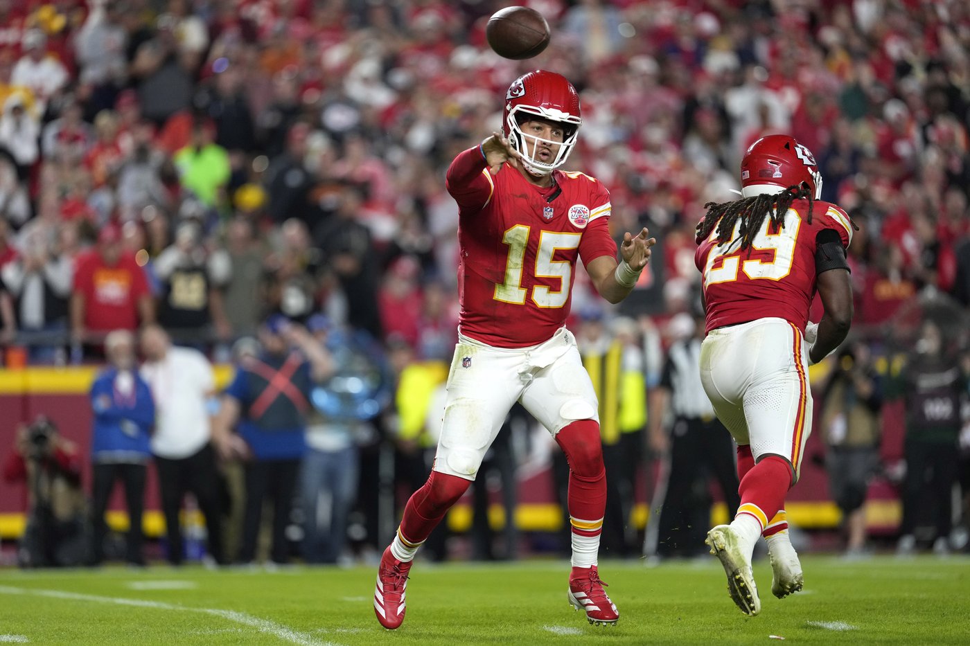 Patrick Mahomes throws for 331 yards, Derek Carr hurt as Chiefs shut down Saints for 26-13 victory | iNFOnews.ca Patrick Mahomes throws for 331 yards, Derek Carr hurt as Chiefs shut down Saints for 26-13 victory | iNFOnews.ca