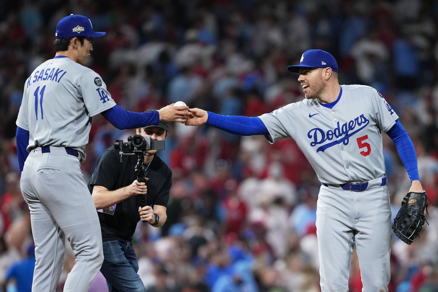 Blake Snell shines on mound and Dodgers hold off Phillies 4-3 for 2-0 lead in NLDS | iNFOnews.ca Blake Snell shines on mound and Dodgers hold off Phillies 4-3 for 2-0 lead in NLDS | iNFOnews.ca