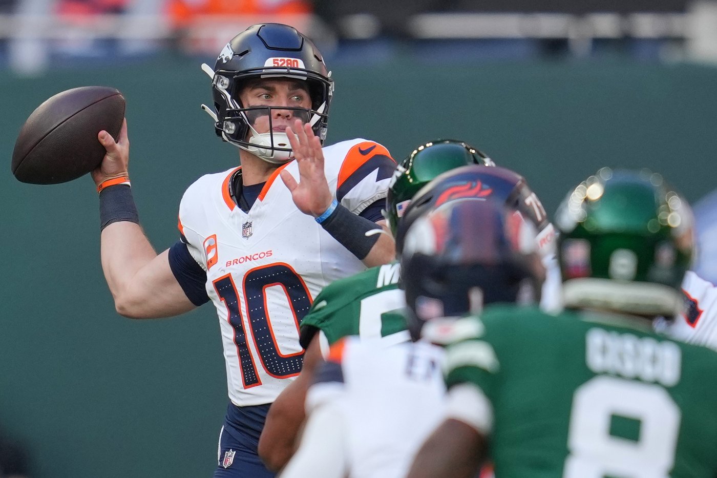 Broncos get 9 sacks and beat the winless Jets in ugly 13-11 victory in London | iNFOnews.ca