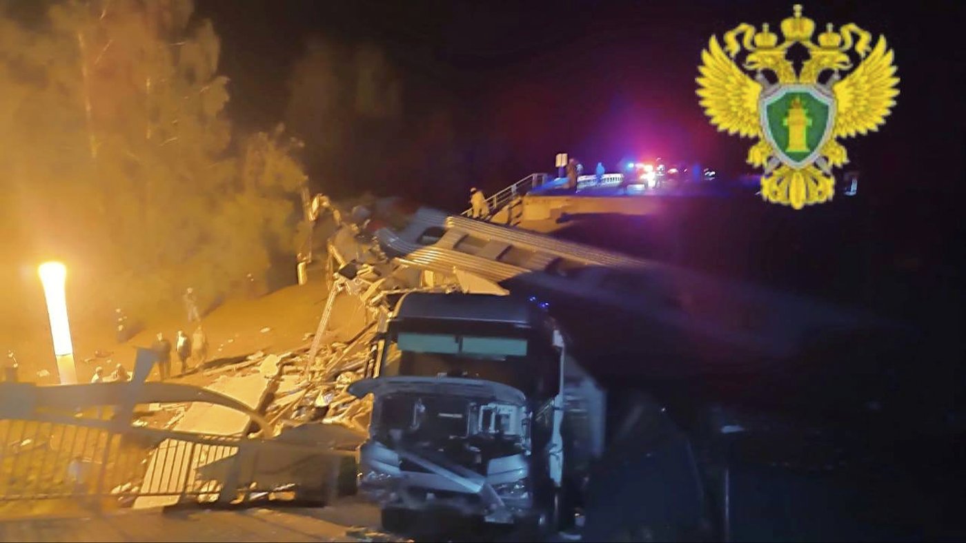 Explosions caused 2 bridges in western Russia to collapse, officials say. 7 people were killed | iNFOnews.ca