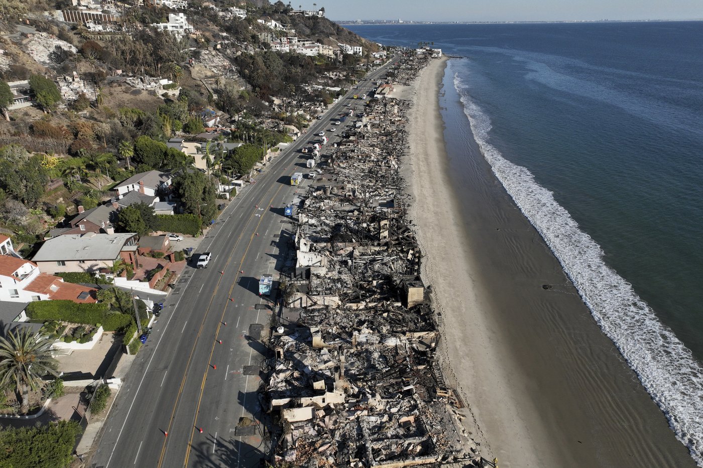 Windy, flame-fanning weather eases up as progress made on LA-area fires | iNFOnews.ca Windy, flame-fanning weather eases up as progress made on LA-area fires | iNFOnews.ca