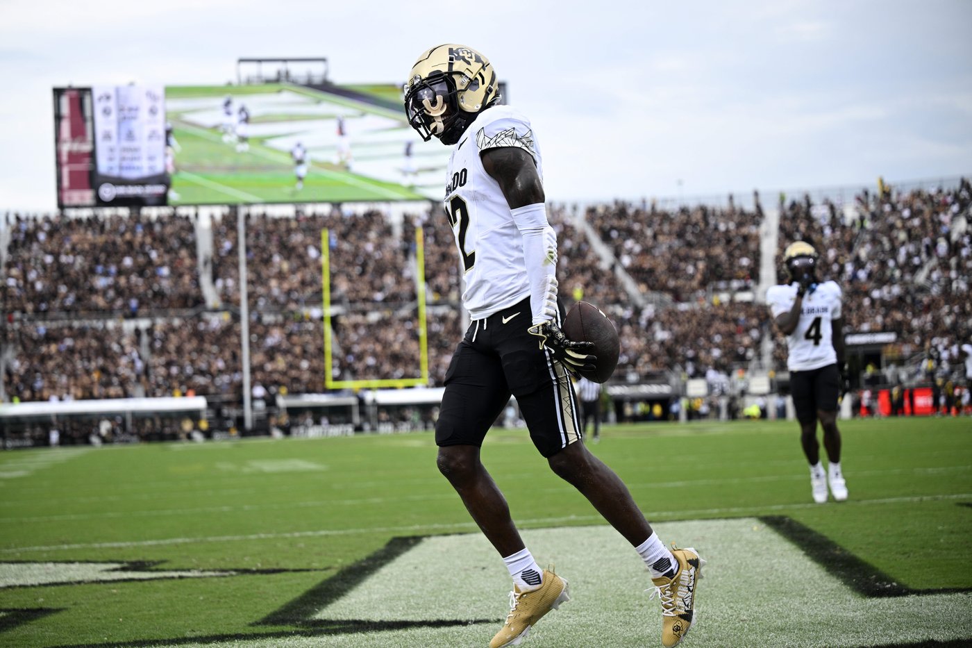 Travis Hunter, the 2-way standout for Colorado, is the AP college football player of the year | iNFOnews.ca