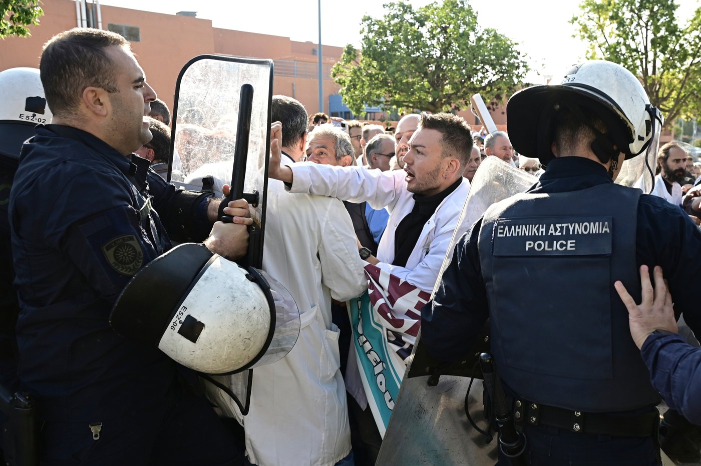 Greek riot police scuffle with protesting doctors during hospital tour by PM Mitsotakis | iNFOnews.ca