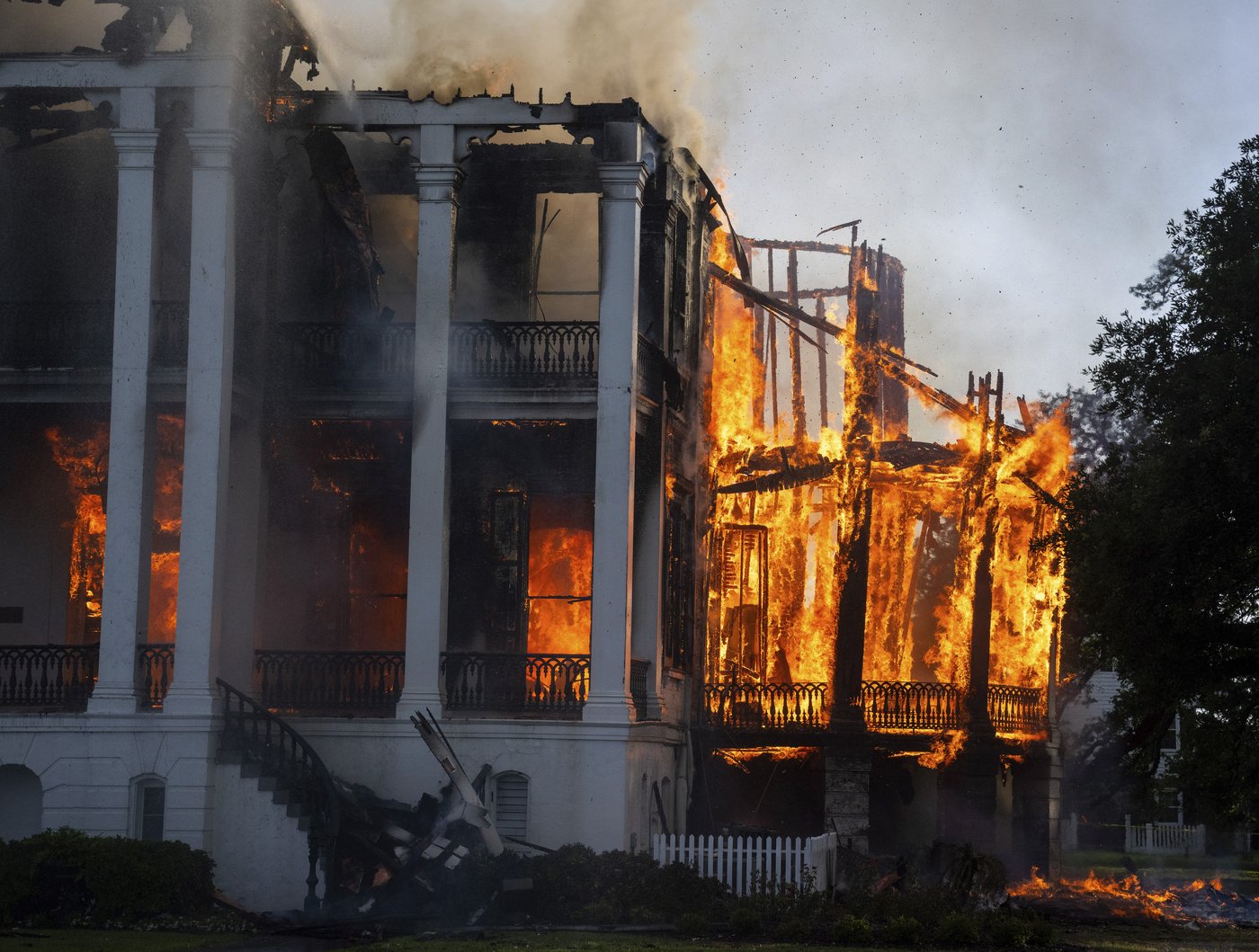 Video of the Nottoway Plantation fire sparks jubilation. It's about anger and pain over slavery, too | iNFOnews.ca Video of the Nottoway Plantation fire sparks jubilation. It's about anger and pain over slavery, too | iNFOnews.ca