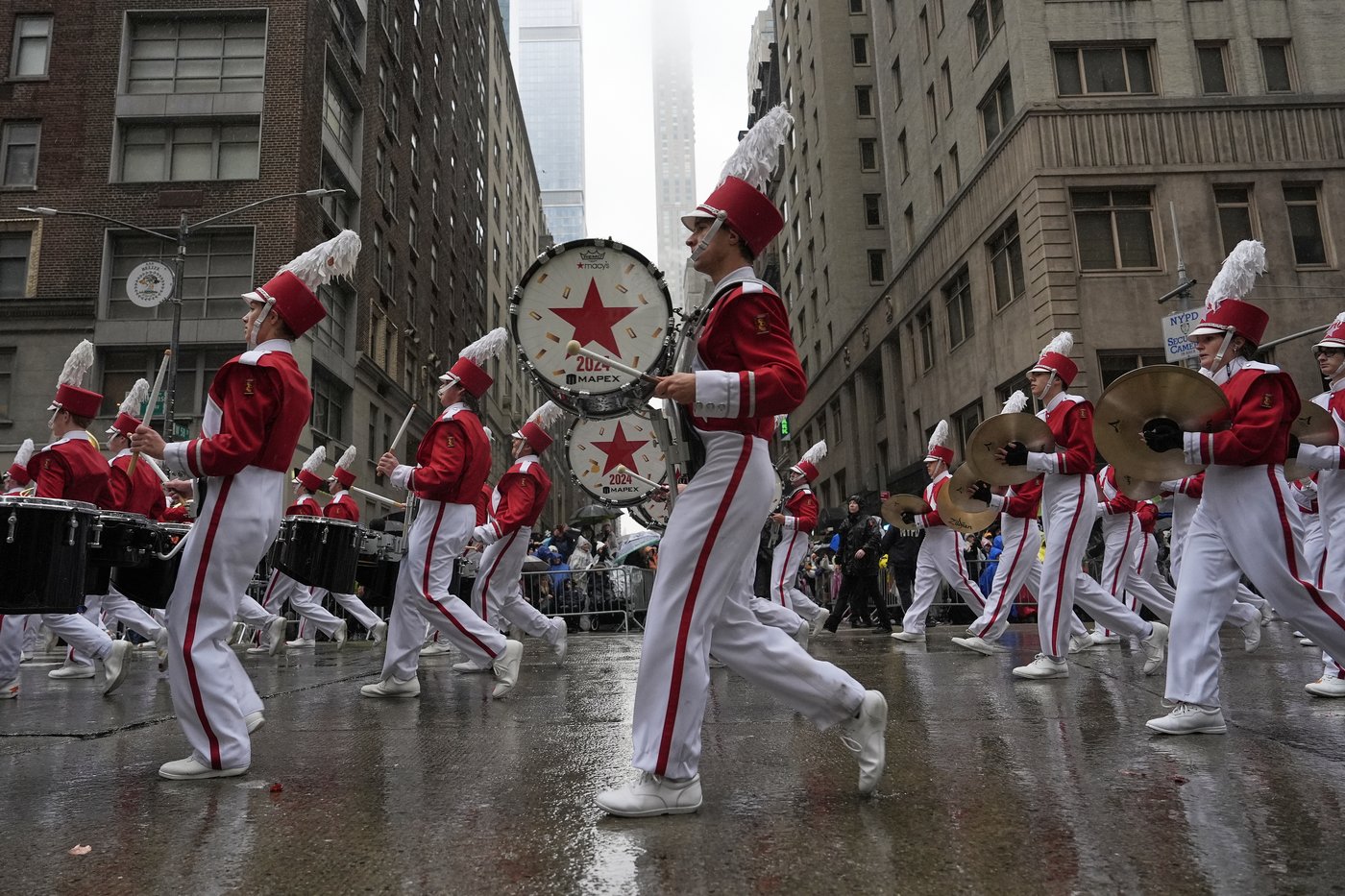 Macy’s Thanksgiving Day Parade: Big balloons, wet weather and 21 protesters arrested | iNFOnews.ca