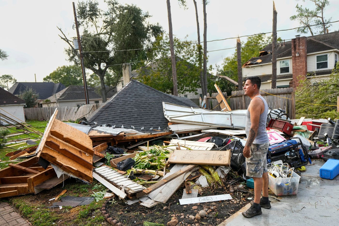 Torn roofs and smashed windows among damage to over 100 homes in a tornado near Houston | iNFOnews.ca Torn roofs and smashed windows among damage to over 100 homes in a tornado near Houston | iNFOnews.ca