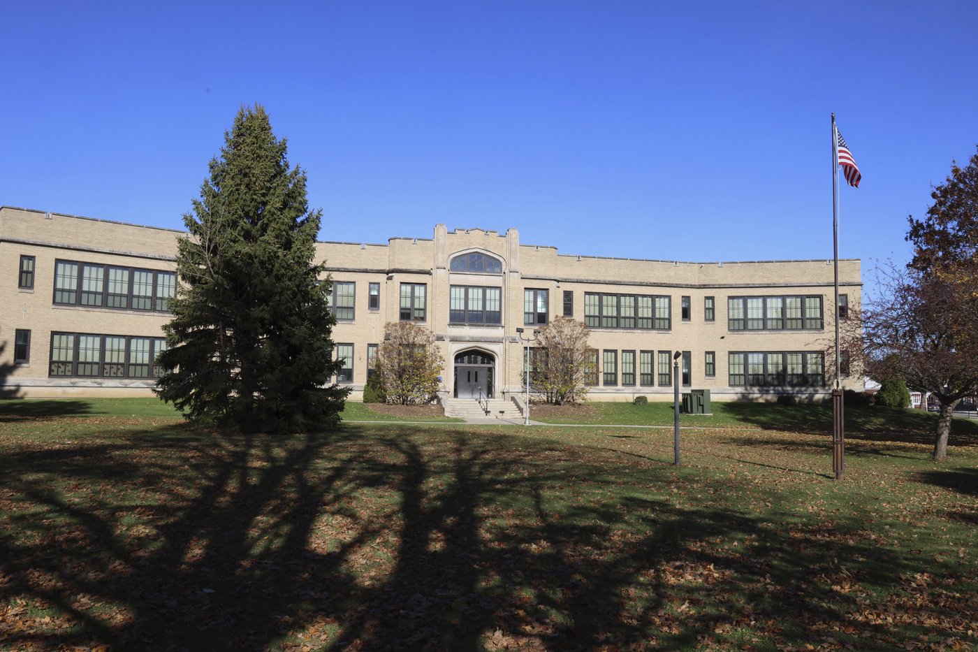 Teen is in custody after trying to enter Wisconsin elementary school while armed, police say | iNFOnews.ca