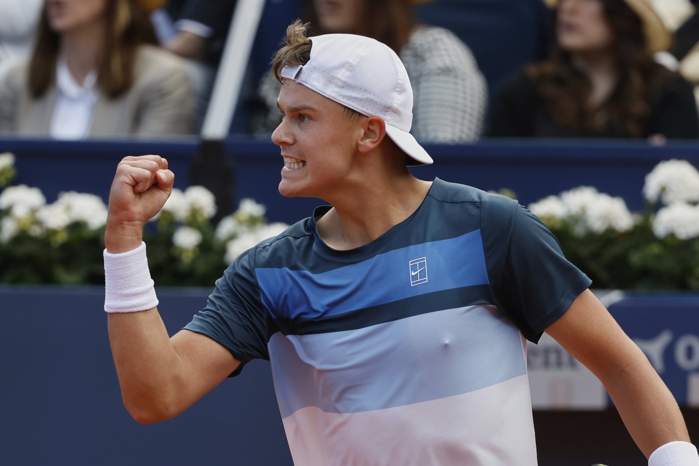 Rune upsets Alcaraz in straight sets to win Barcelona Open | iNFOnews.ca