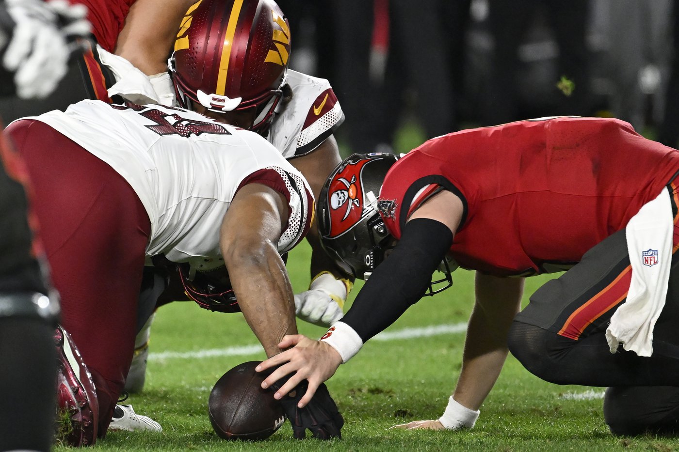 Botched handoff by Baker Mayfield and late failures by Bucs' offense contribute to playoff loss | iNFOnews.ca Botched handoff by Baker Mayfield and late failures by Bucs' offense contribute to playoff loss | iNFOnews.ca