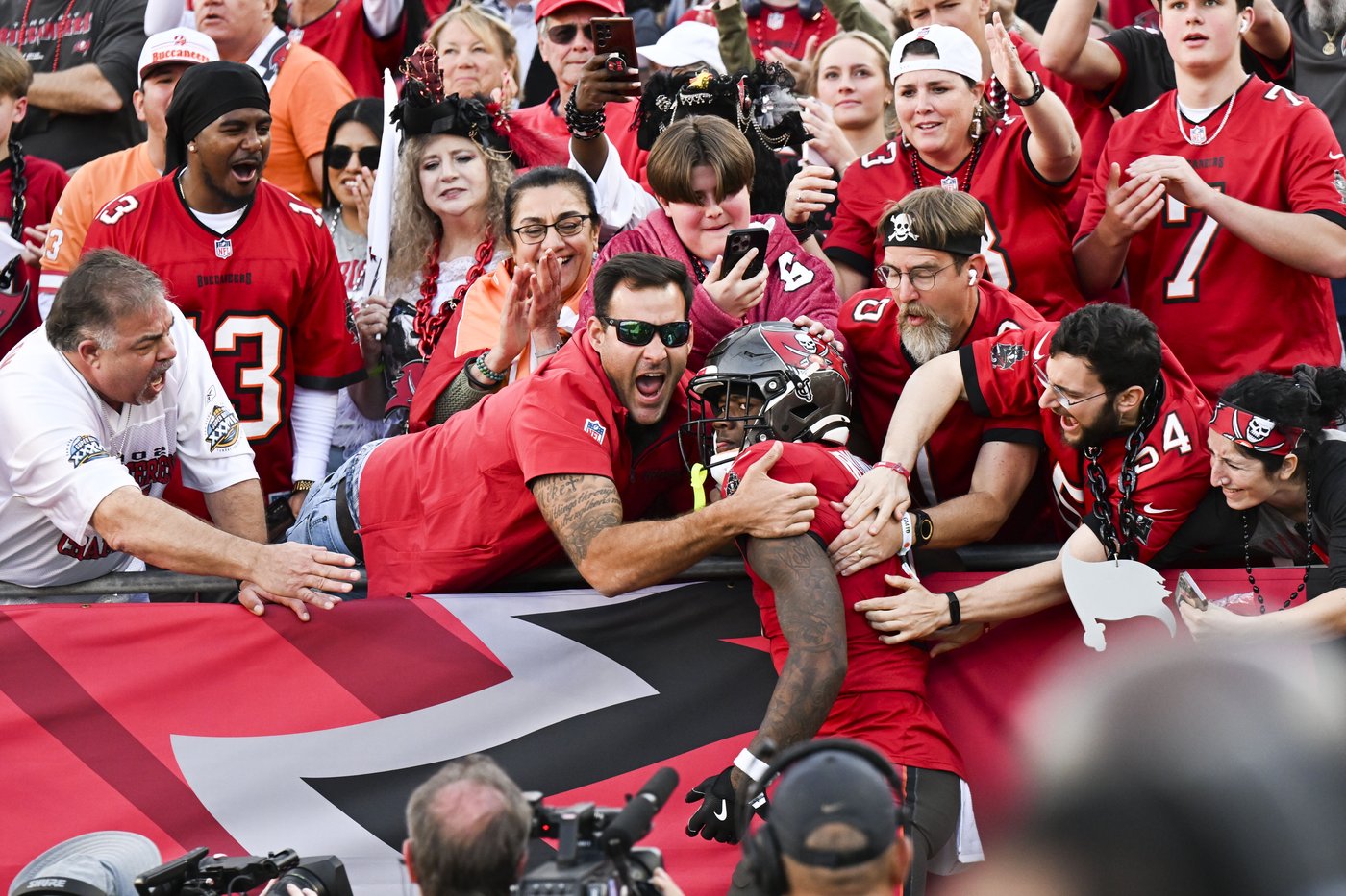 Mike Evans reaches 1,000 yards receiving and Buccaneers clinch NFC South with win over Saints | iNFOnews.ca Mike Evans reaches 1,000 yards receiving and Buccaneers clinch NFC South with win over Saints | iNFOnews.ca