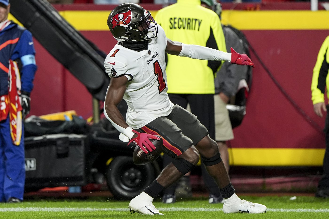 Bucs running back Rachaad White finally gets to step foot in Arrowhead Stadium - and its end zone | iNFOnews.ca