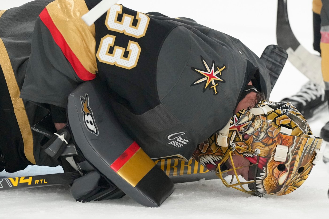 Golden Knights goalie Adin Hill leaves game in first period with injury | iNFOnews.ca Golden Knights goalie Adin Hill leaves game in first period with injury | iNFOnews.ca