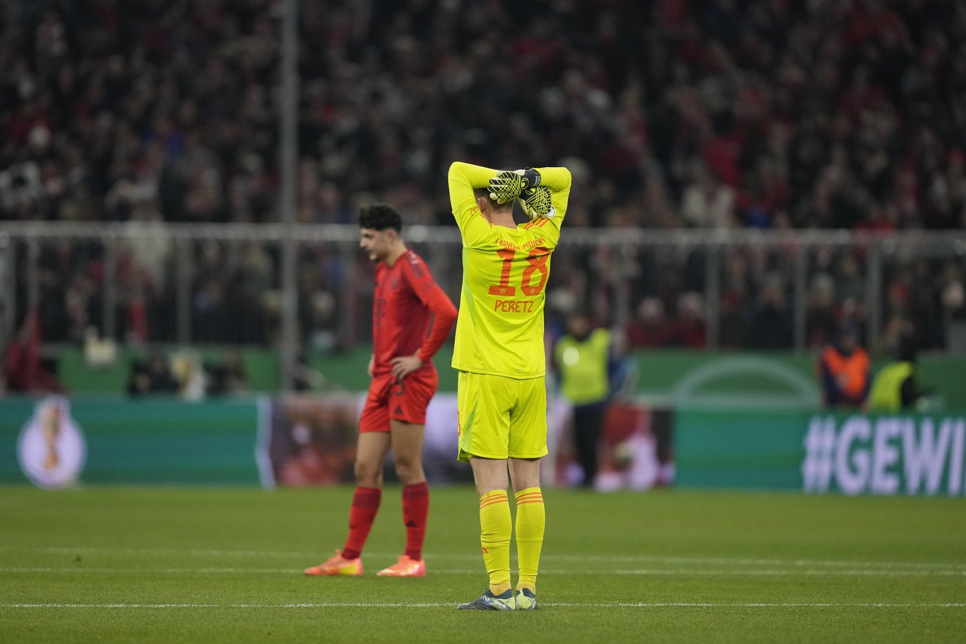 Neuer gets sent off for 1st time and Bayern Munich exits German Cup early again | iNFOnews.ca Neuer gets sent off for 1st time and Bayern Munich exits German Cup early again | iNFOnews.ca