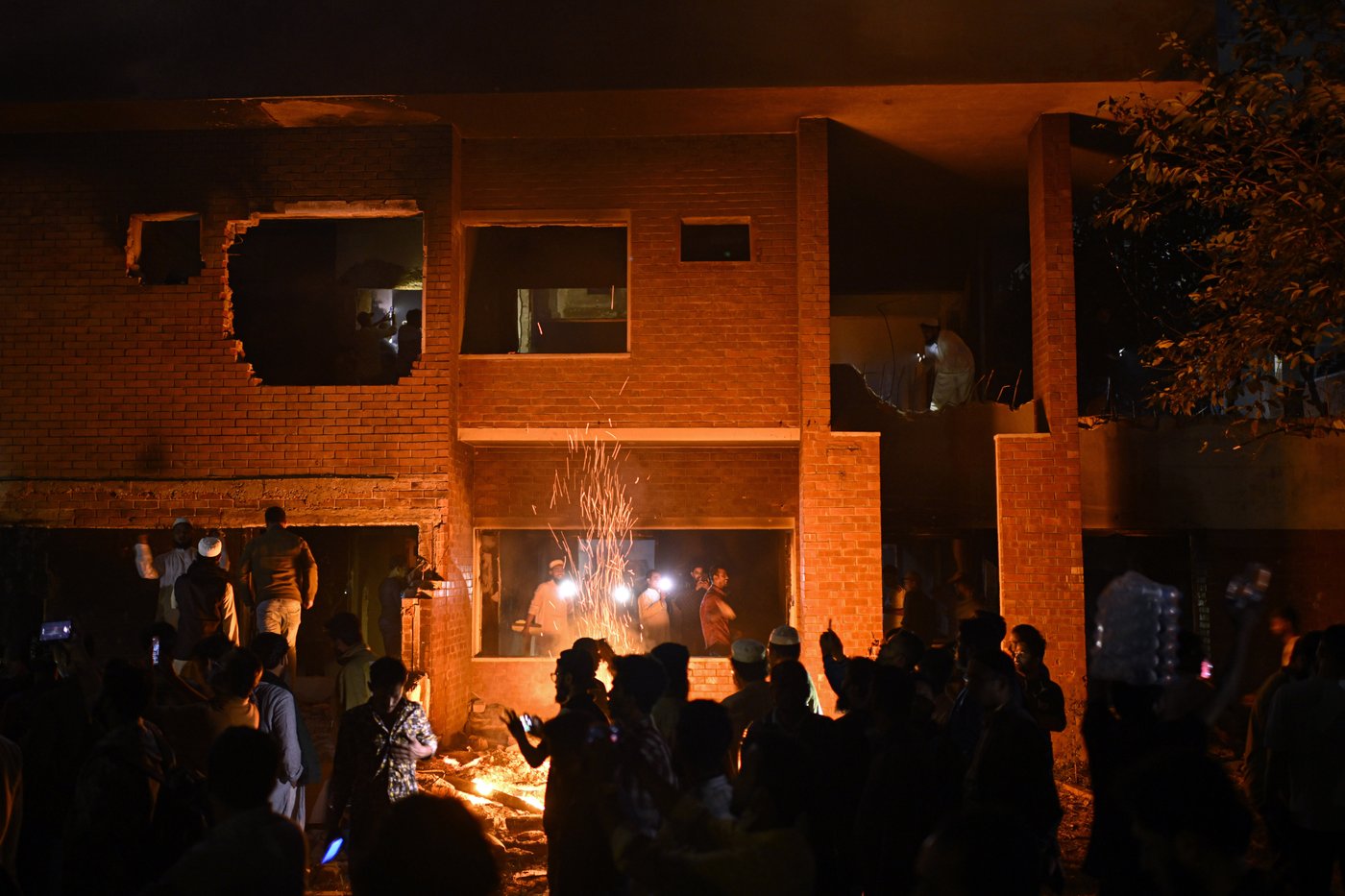 Protesters storm and destroy a family home of Bangladesh's ousted Prime Minister Hasina | iNFOnews.ca Protesters storm and destroy a family home of Bangladesh's ousted Prime Minister Hasina | iNFOnews.ca