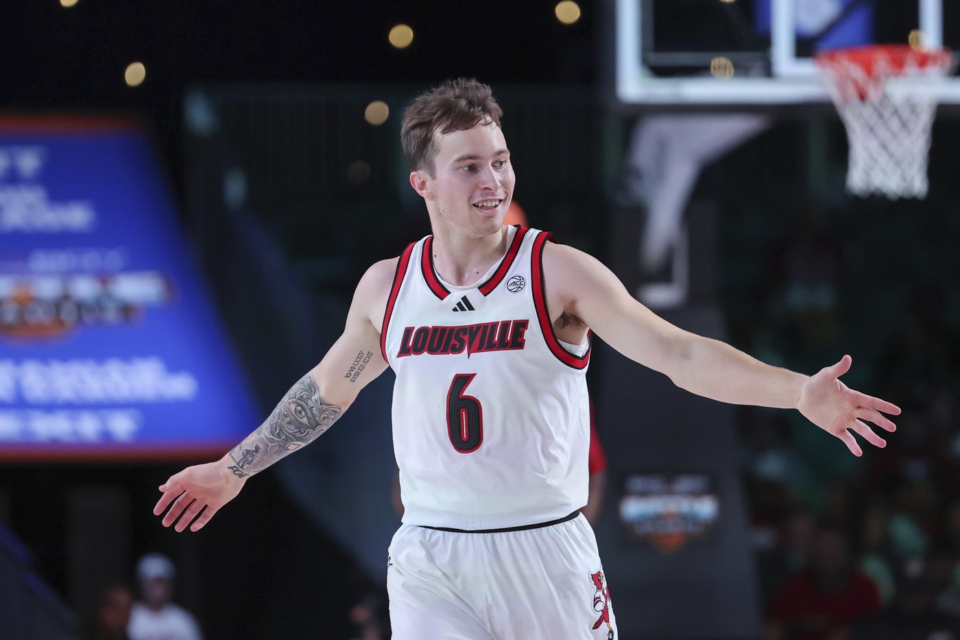 Louisville scores 52 second-half points to race past No. 14 Indiana 89-61 in the Battle 4 Atlantis | iNFOnews.ca Louisville scores 52 second-half points to race past No. 14 Indiana 89-61 in the Battle 4 Atlantis | iNFOnews.ca