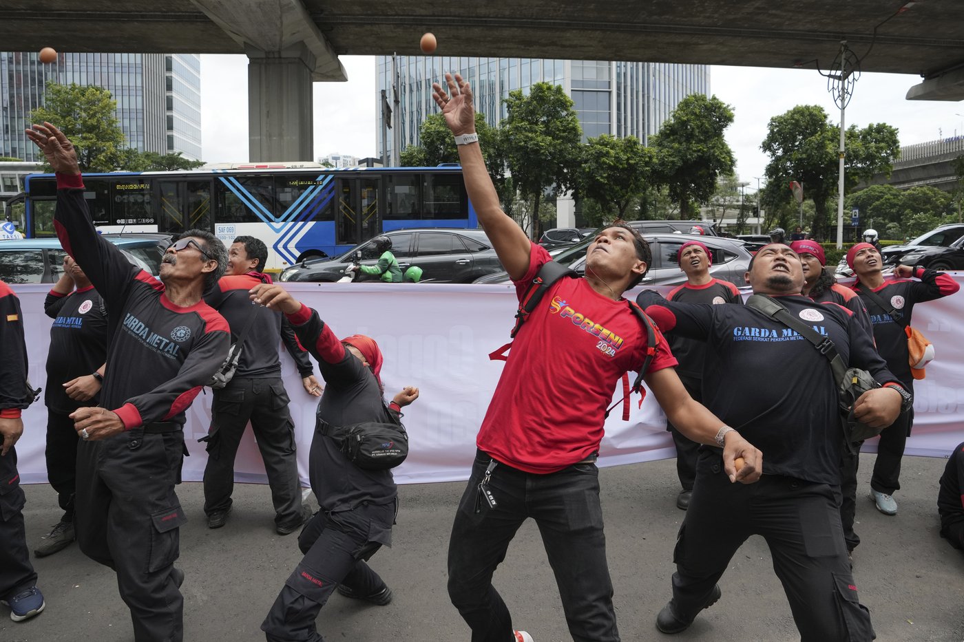 Protesters pelt Malaysian embassy with eggs over Indonesian migrant worker shooting | iNFOnews.ca