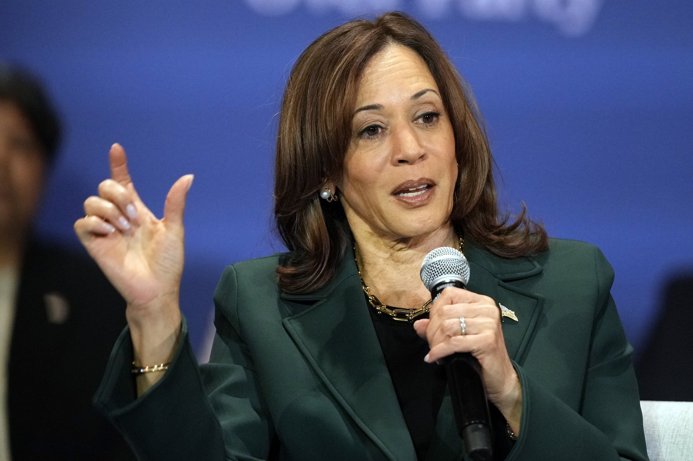 Harris speaks about creating economic opportunity for Latino men; Trump airs familiar grievances | iNFOnews.ca