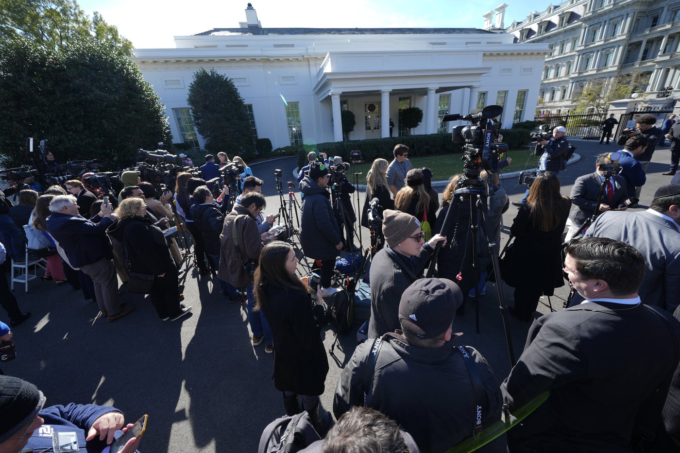 Trump promises to turn Washington upside down. He's being welcomed back anyway | iNFOnews.ca
