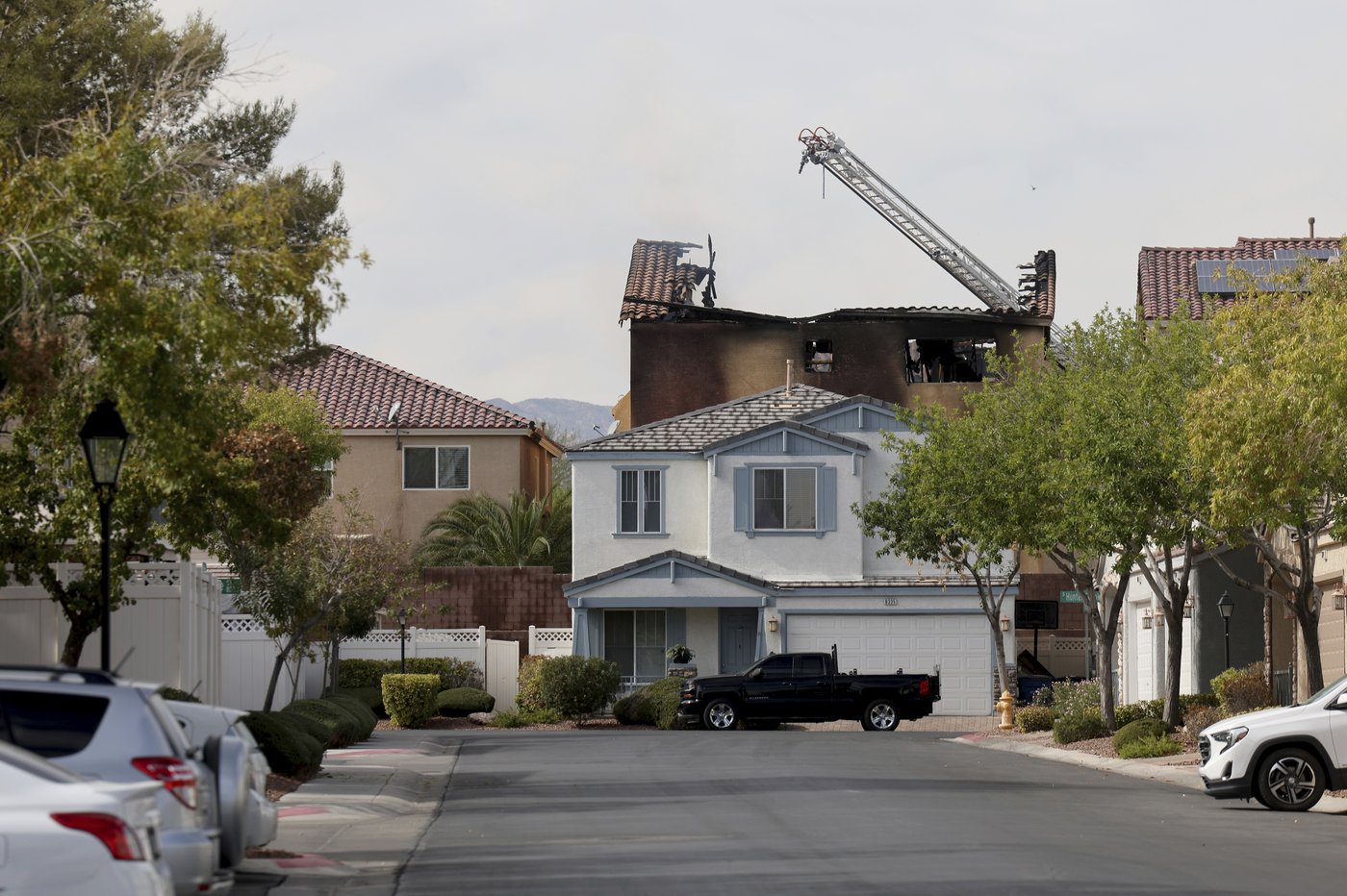 Mom and child jumped from a window to escape a Las Vegas fire that killed 2 children and 2 adults | iNFOnews.ca