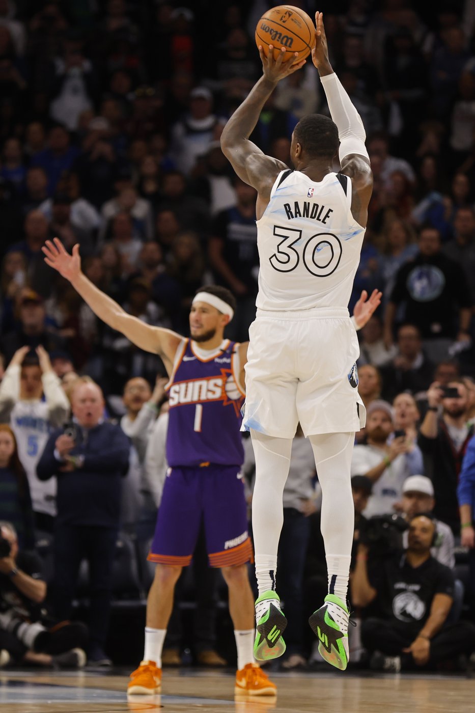 Julius Randle's winning 3-pointer against Suns caps season-high 35-point performance | iNFOnews.ca Julius Randle's winning 3-pointer against Suns caps season-high 35-point performance | iNFOnews.ca