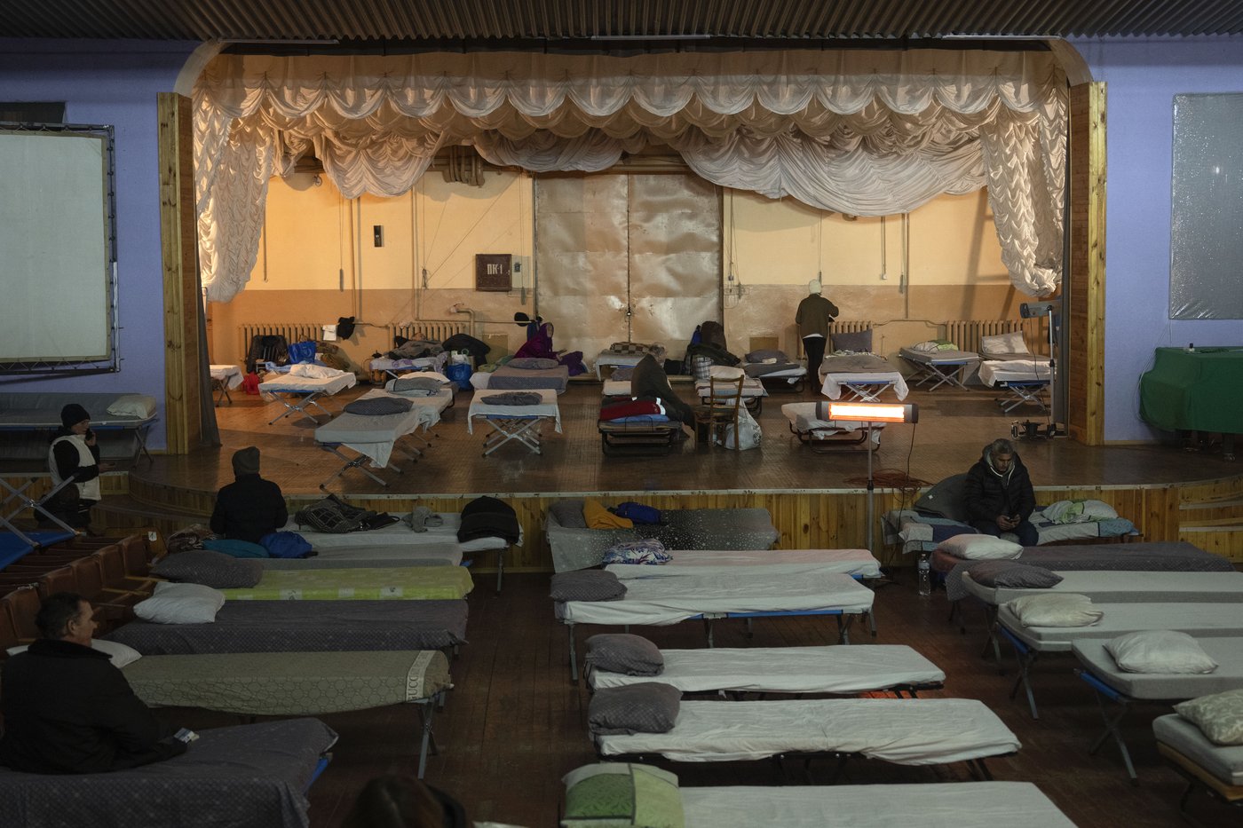 Russian forces edge closer to a key eastern Ukraine city in intense fighting, officials say | iNFOnews.ca