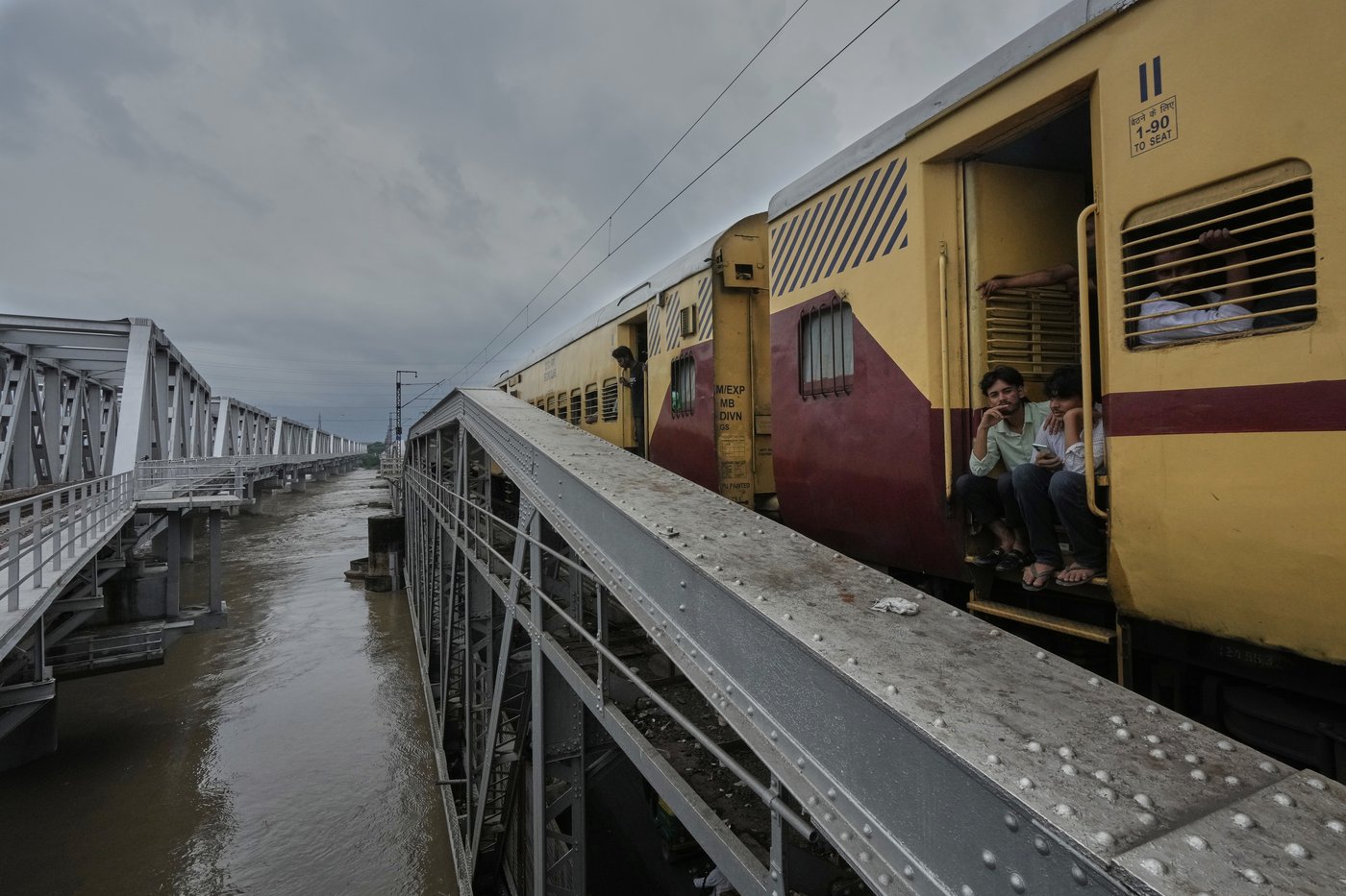 Photos of New Delhi residents on the swollen banks of the Yamuna River | iNFOnews.ca