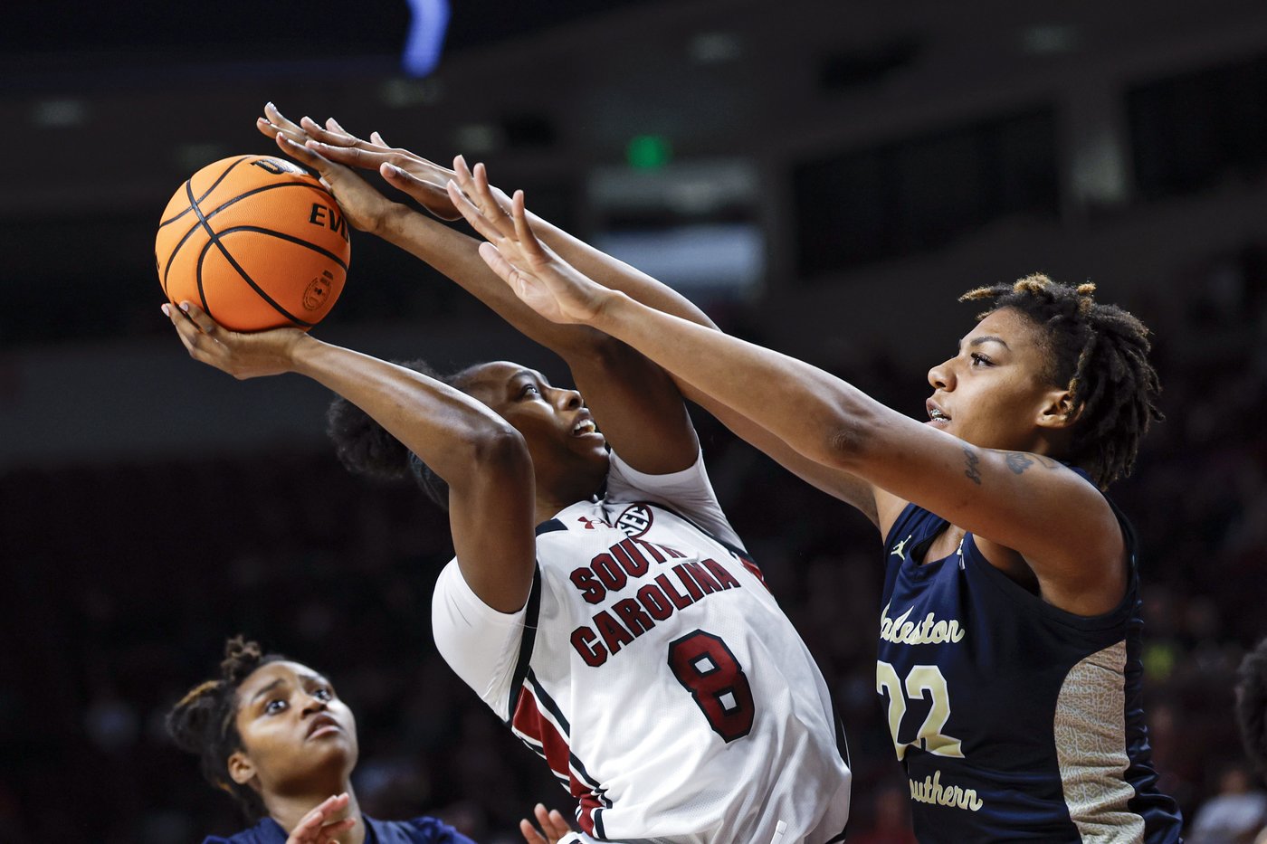 Edwards scores 20 as No. 2 South Carolina wins 64th straight at home, 82-46 over Charleston Southern | iNFOnews.ca