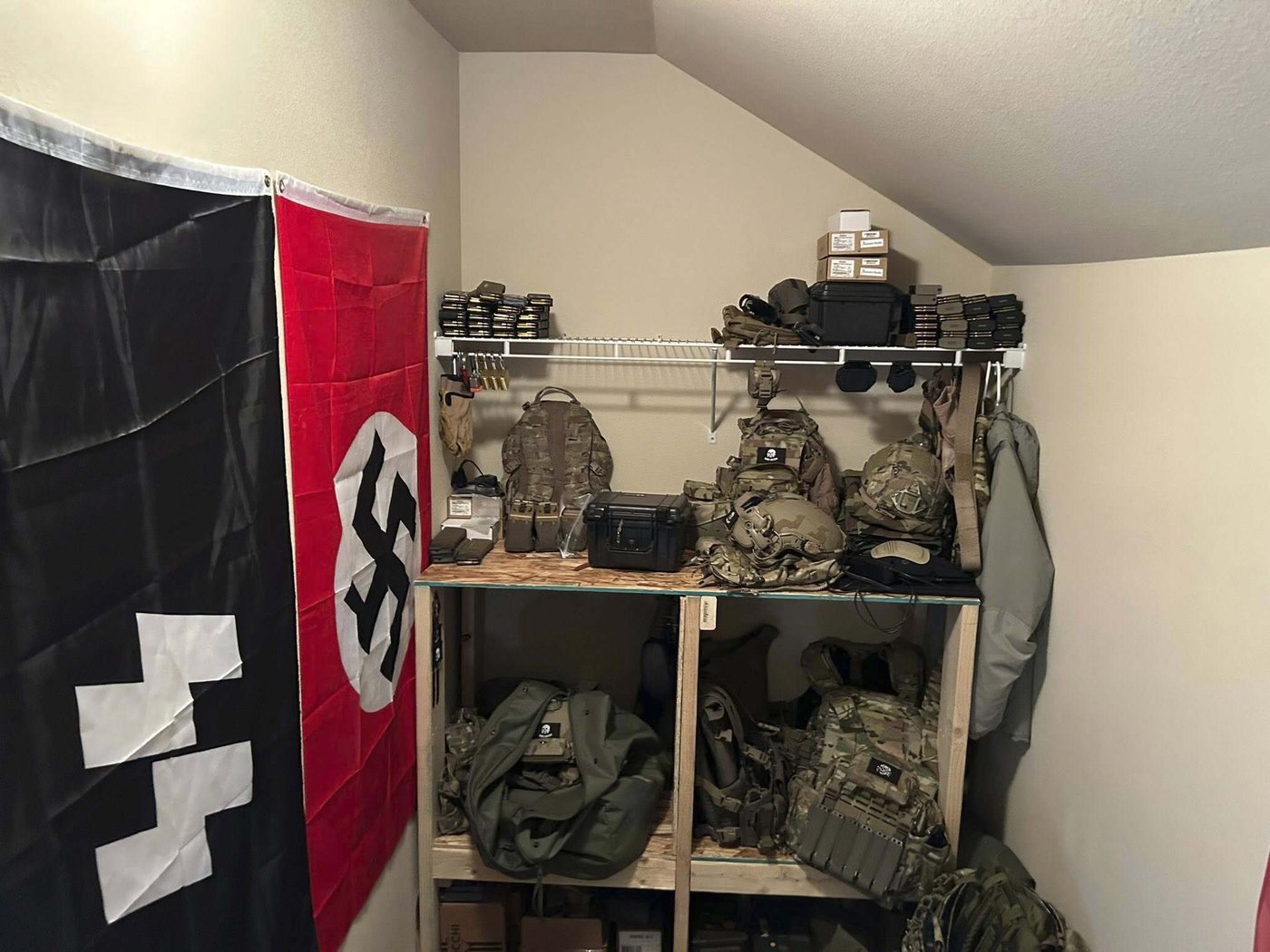 FBI discovers cache of guns, armor and Nazi paraphernalia while raiding home in Washington state | iNFOnews.ca FBI discovers cache of guns, armor and Nazi paraphernalia while raiding home in Washington state | iNFOnews.ca