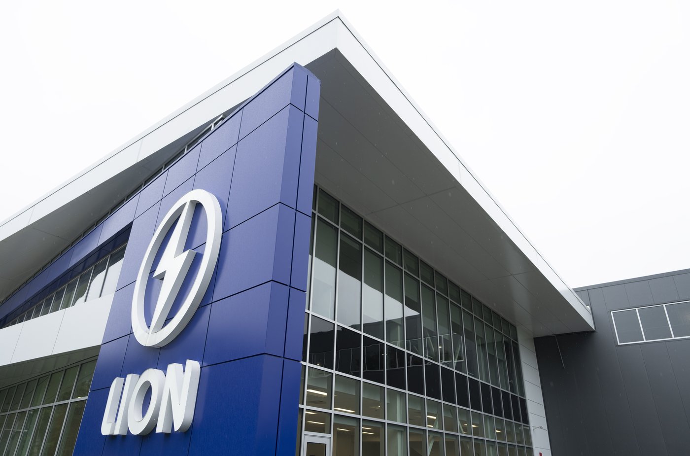 Lion Electric will not respect warranties on school buses sold in United States | iNFOnews.ca