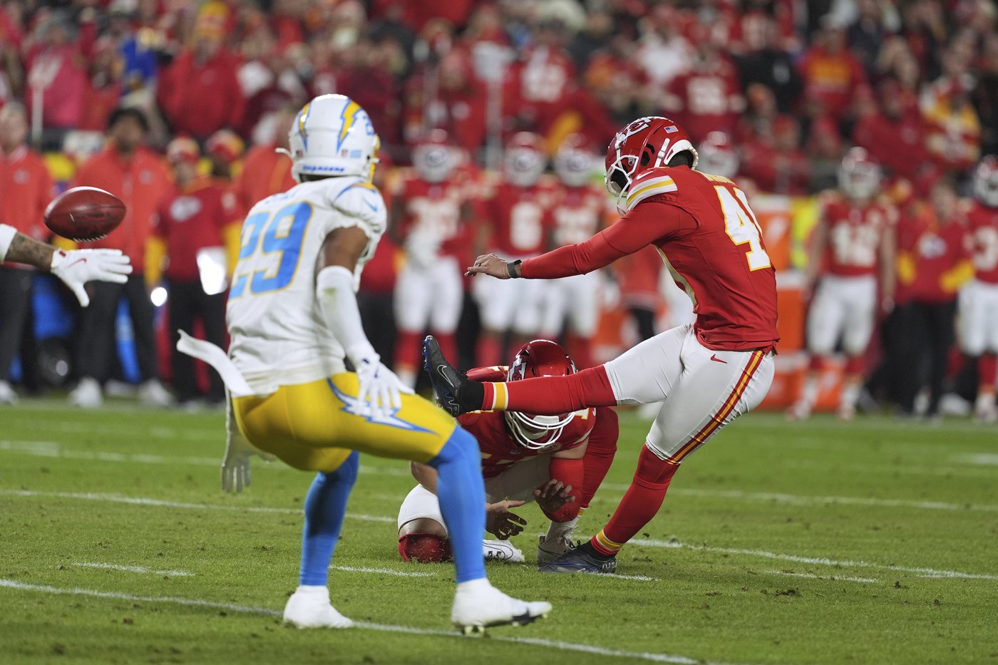 Chiefs win 9th straight AFC West title, beating Chargers 19-17 on bank-shot field goal | iNFOnews.ca Chiefs win 9th straight AFC West title, beating Chargers 19-17 on bank-shot field goal | iNFOnews.ca