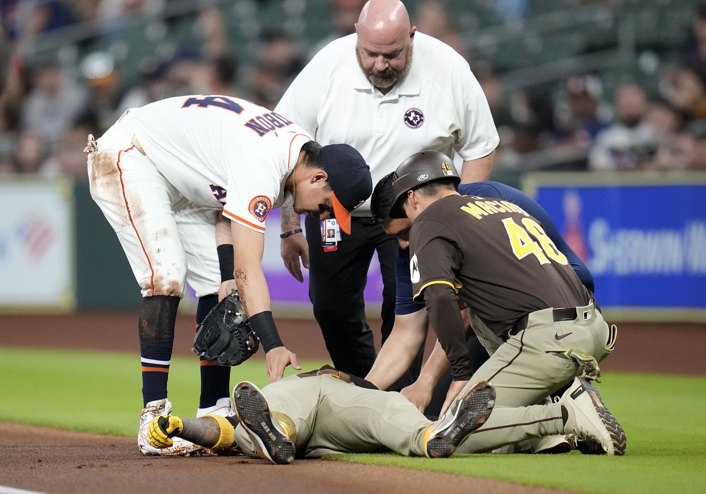 Padres put Luis Arraez on 7-day concussion injured list following scary collision | iNFOnews.ca